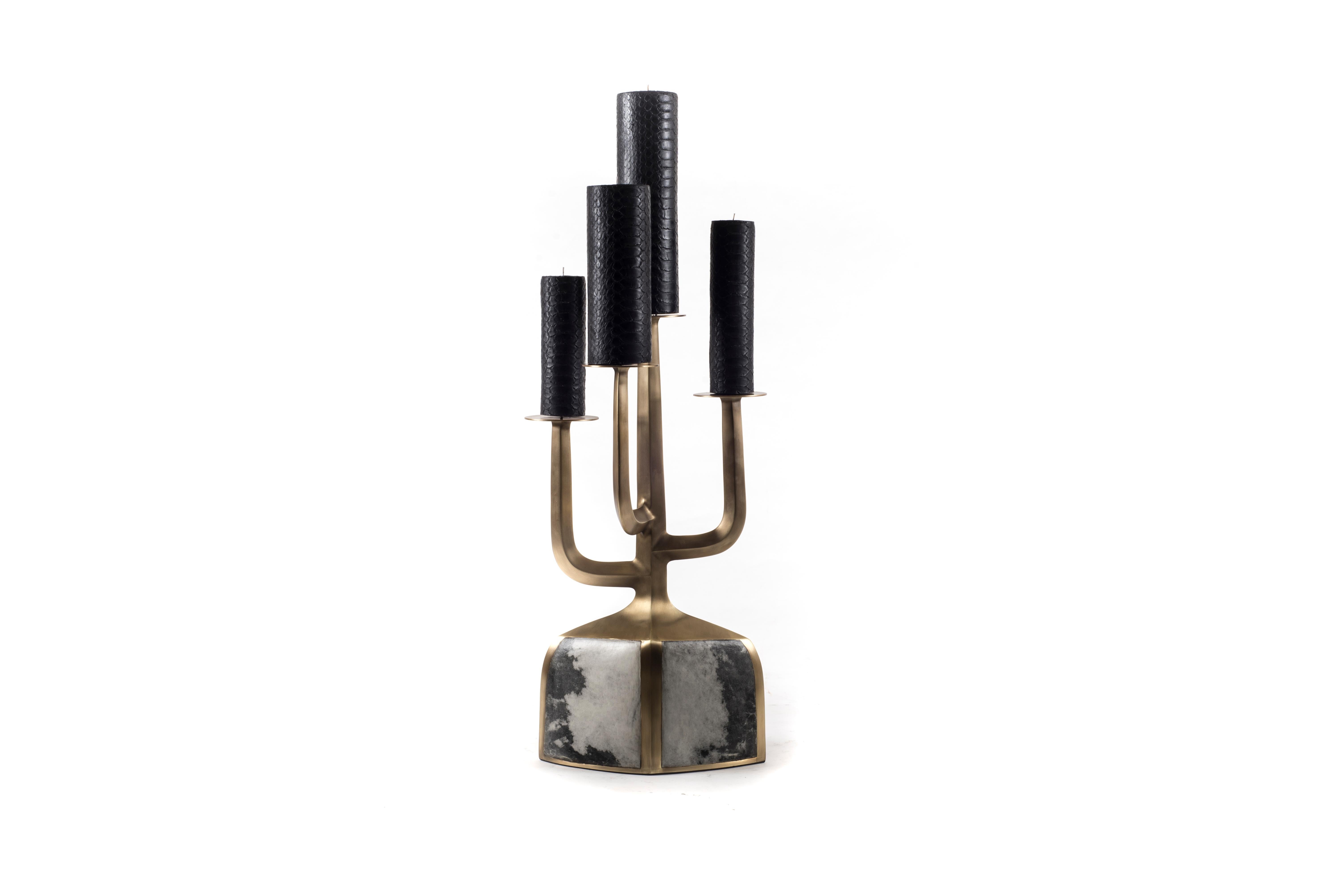 Filippino Candelabro in pergamena grigio/nero e ottone bronzato di Patrick Coard Paris in vendita