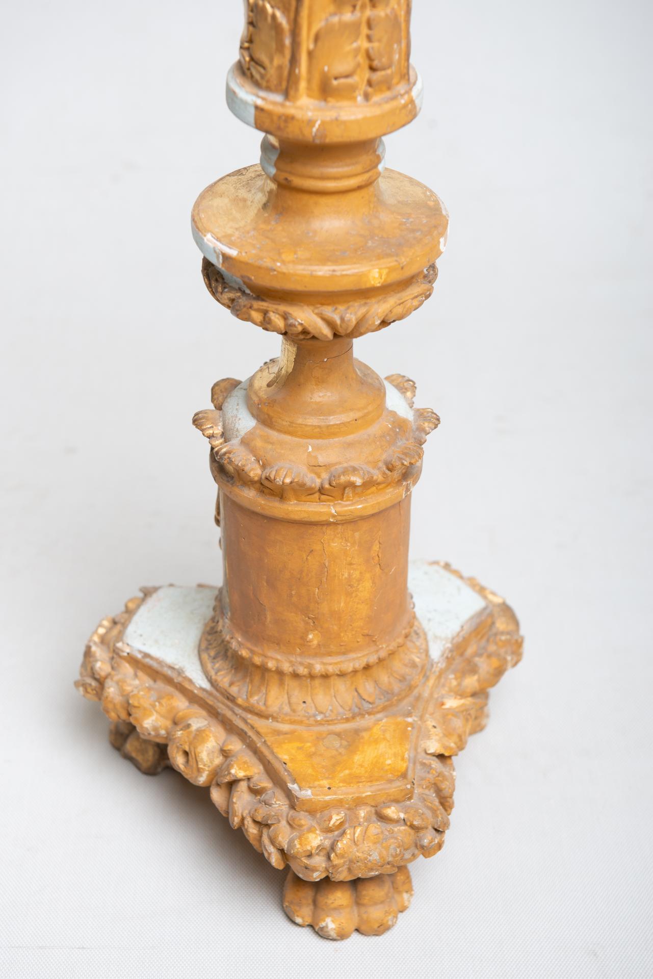 Kandelaber aus lackiertem und vergoldetem Holz aus dem 18. Jahrhundert im Angebot 1