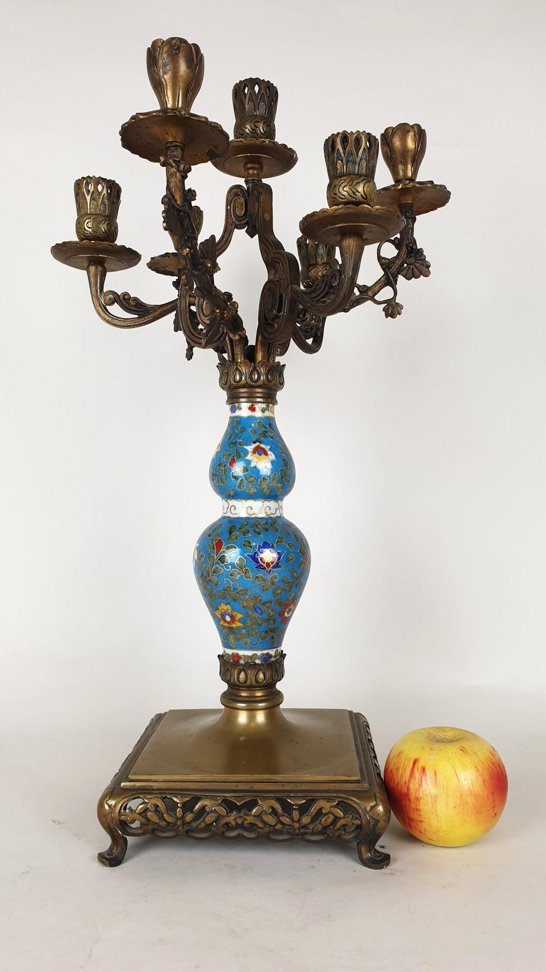 Candélabre en porcelaine peinte à décor de fleurs, avec une base et un bouquet de 7 lumières, en bronze à patine brune, dans le style japonais ou Escalier de Cristal

Bon état général, usure normale

19ème siècle

Hauteur 50cm
Diamètre
