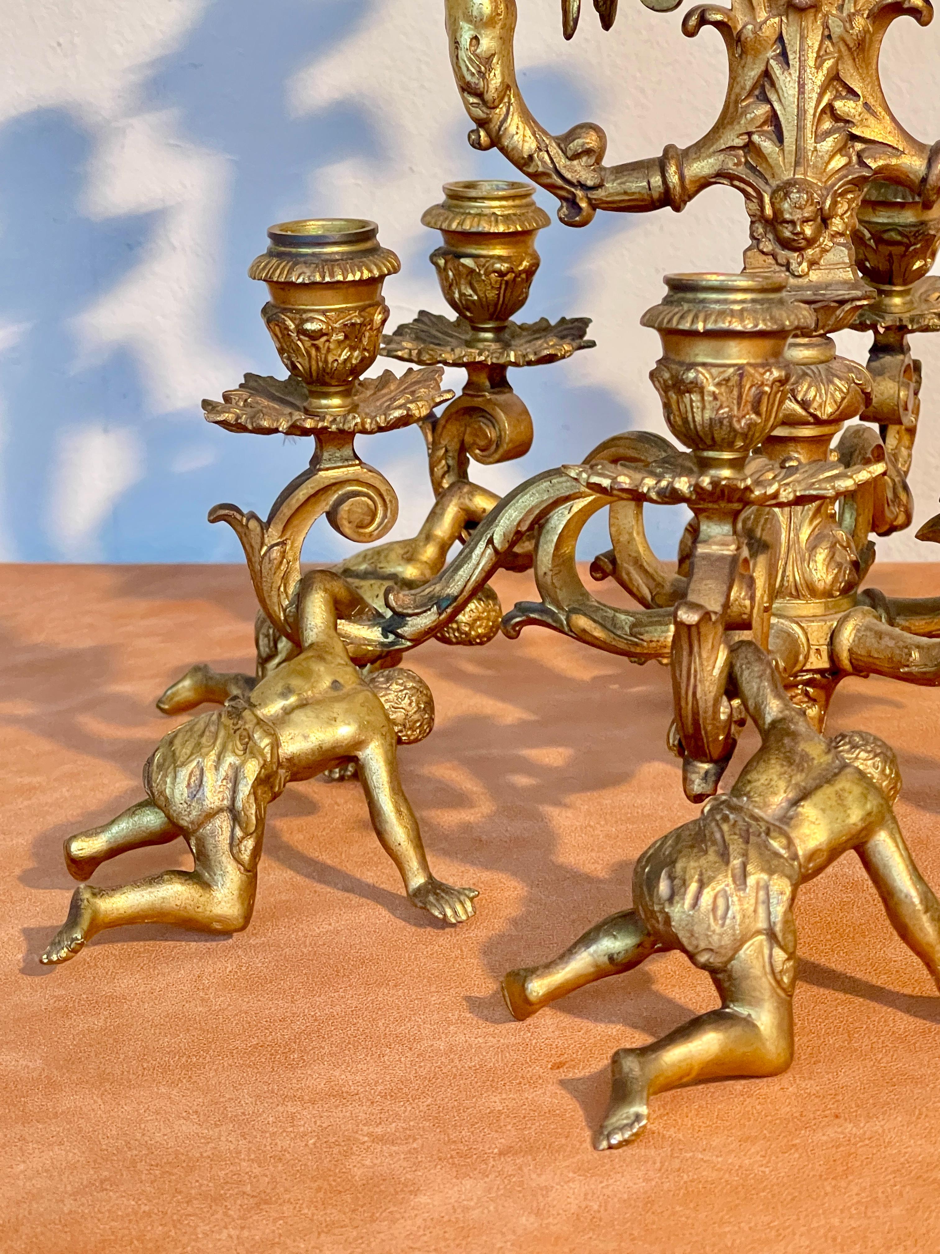 Italiano Candelabro Antico in Bronzo Dorato con Putti - Opera Scultorea a 9 Fiamme in vendita