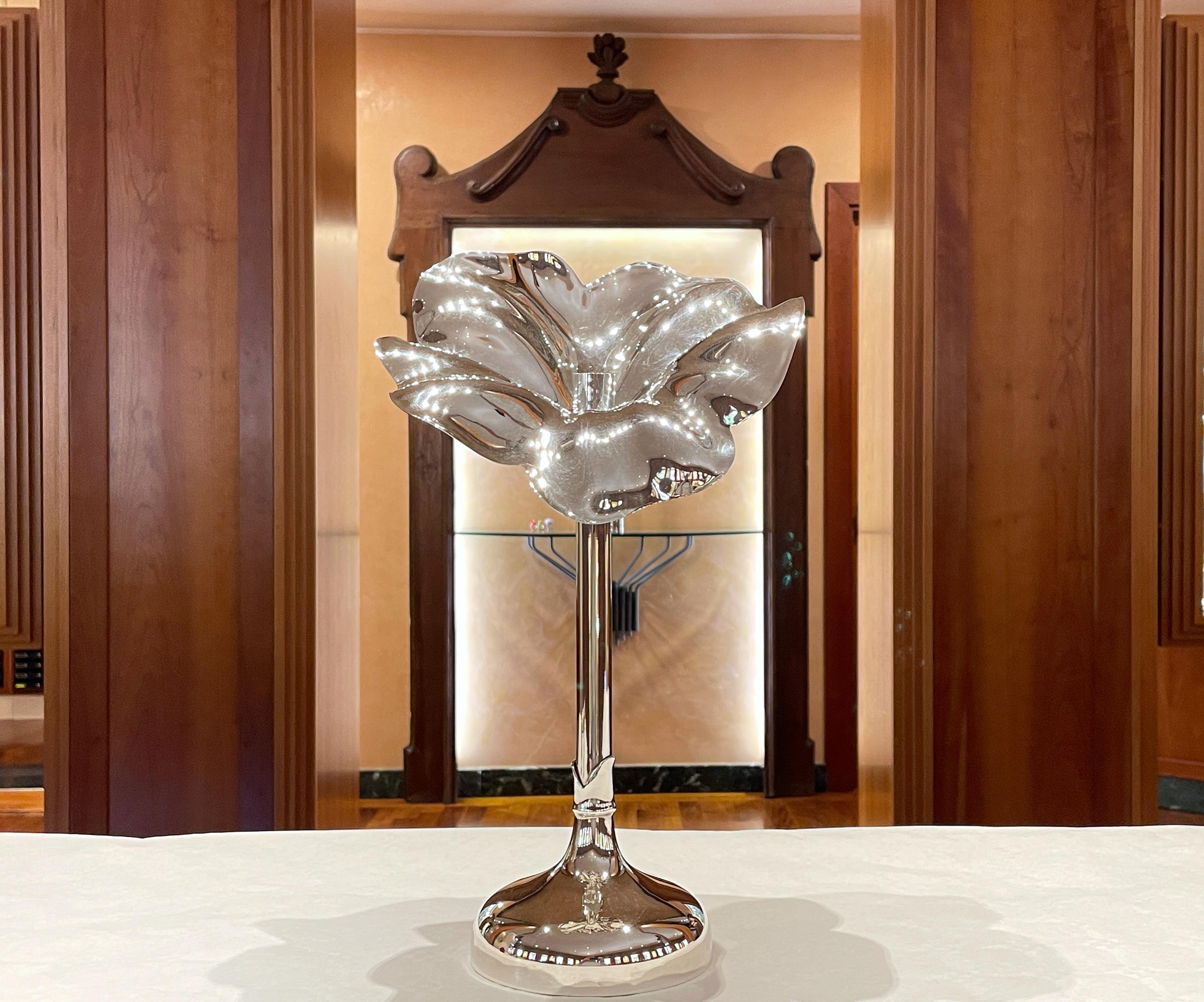 Candelabro De Vecchi Milano 1935 in argento sterling 925, collezione Flor, modello grande A28.
Altezza 49 cm
Diametro fiore 24 cm circa
Diametro base 13 cm
Peso 710 g

2025 una data importante, De Vecchi Milano 1935 compie 80 anni.

La collezione
