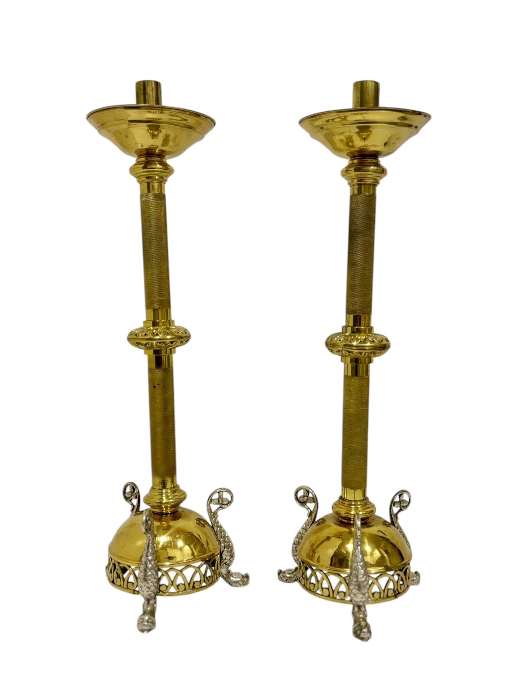 Französische Kirchenkandelaber, época regencia, CIRCA, 1820 realizados en latón dorado y plateado
