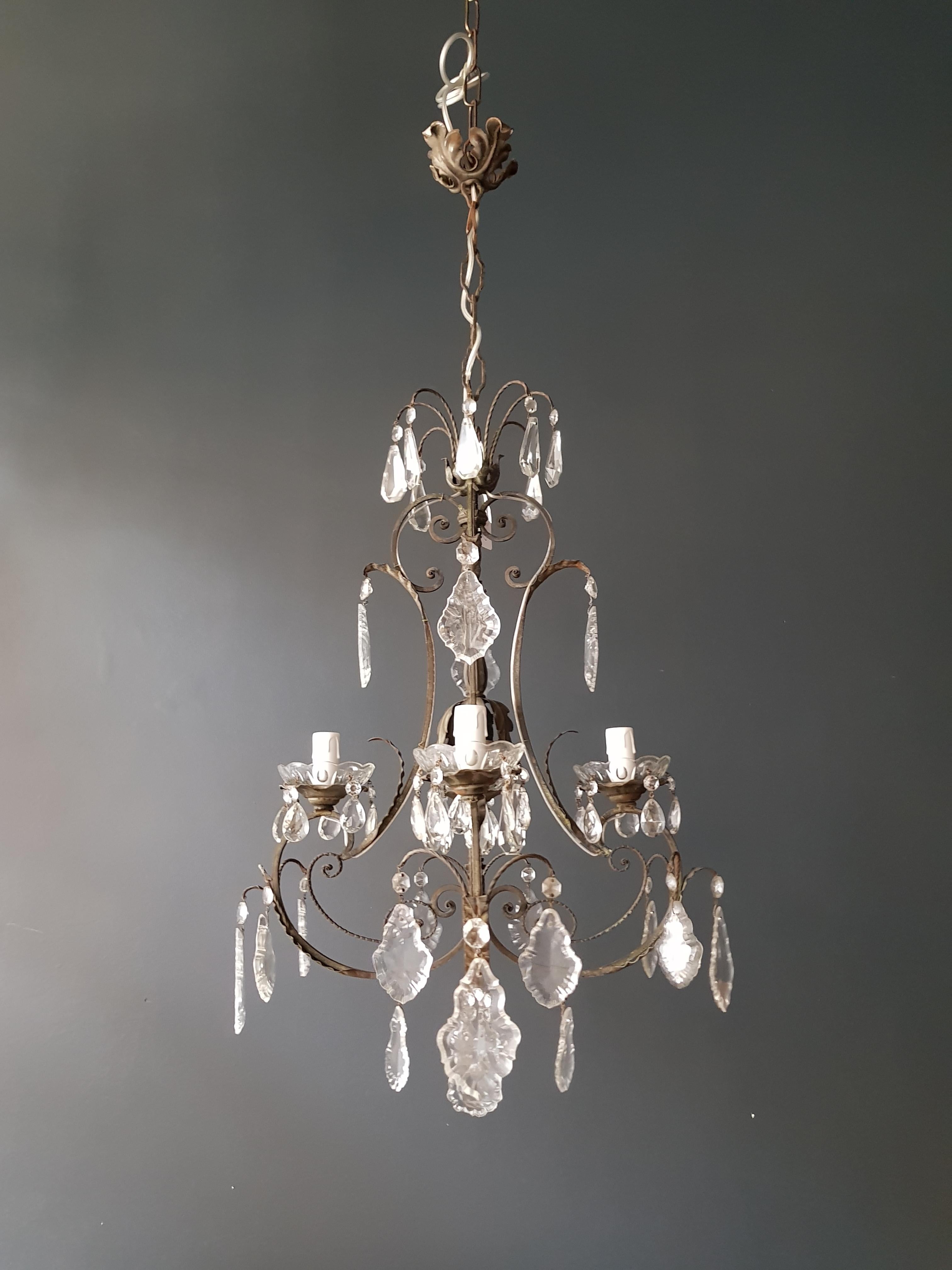 Original preserved chandelier, circa 1950. Cabling and sockets completely renewed. Crystal hand knotted
Measures: Total height: 99 cm, height without chain: 73 cm, diameter 50 cm, weight (approximately) 4 kg.

Number of lights: 4 -light Bulub