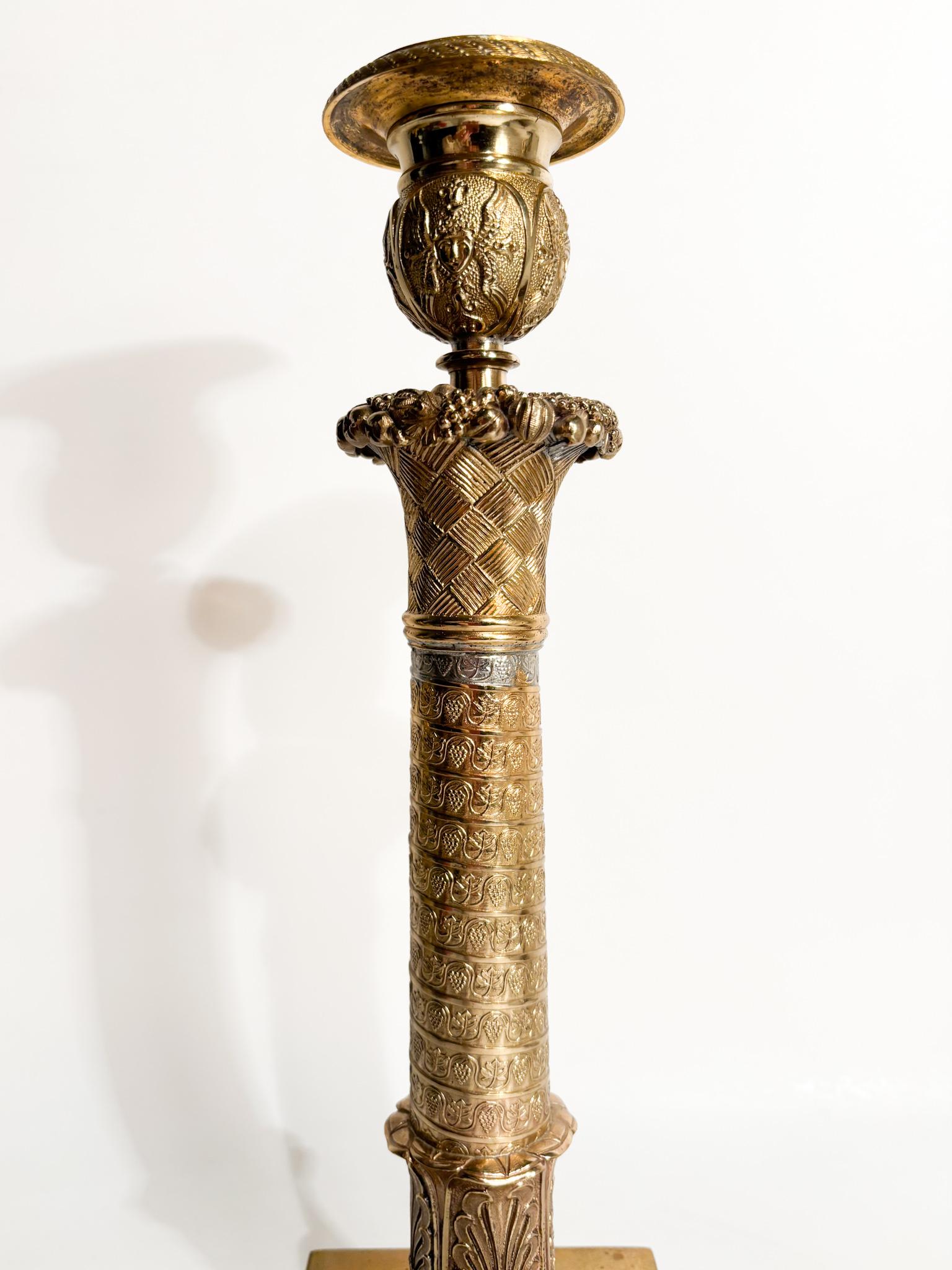 Gilded bronze candlestick worked in relief, made in the 20th century

Ø cm 10 h cm 32