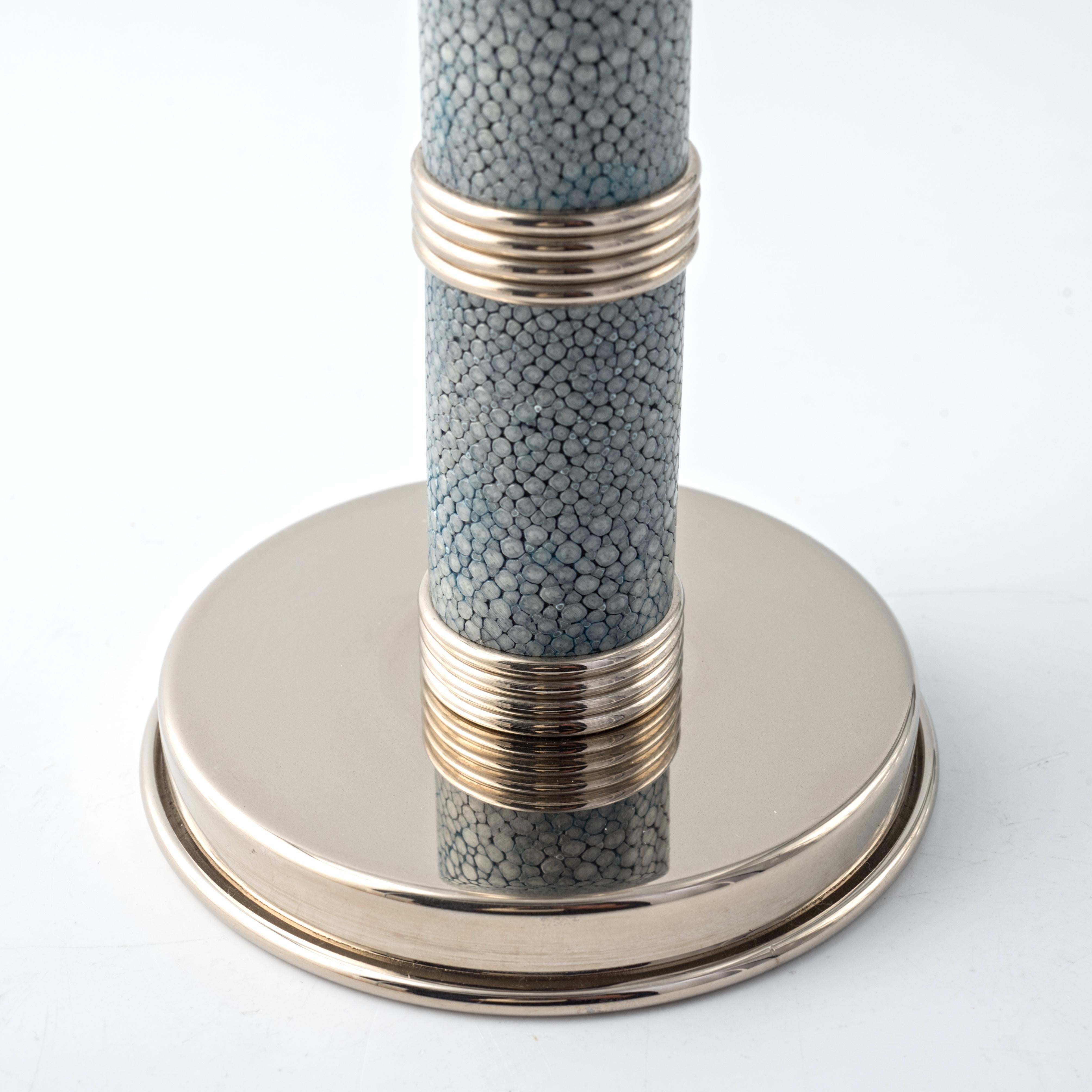 Aggiungi un tocco di raffinatezza alla tua tavola con il candeliere in pelle shagreen azzurro cielo, un vero e proprio capolavoro di design. 
Disegnato dal celebre Nino Basso per la collezione Galucharme, questo candeliere unisce l’eleganza