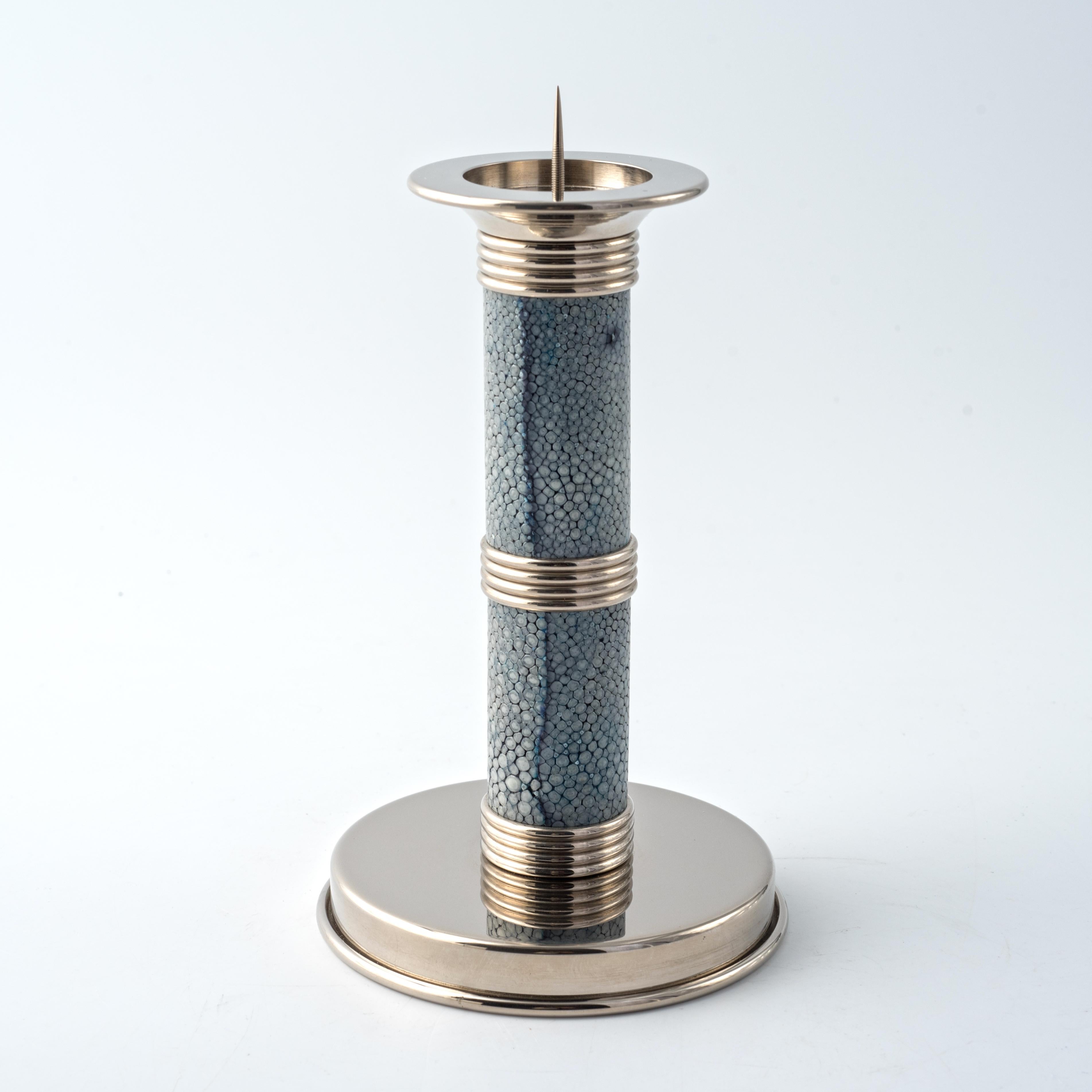 Fatto a mano Candeliere in Pelle Shagreen Azzurro Cielo - Design Moderno ed Eleganza Art Déco in vendita
