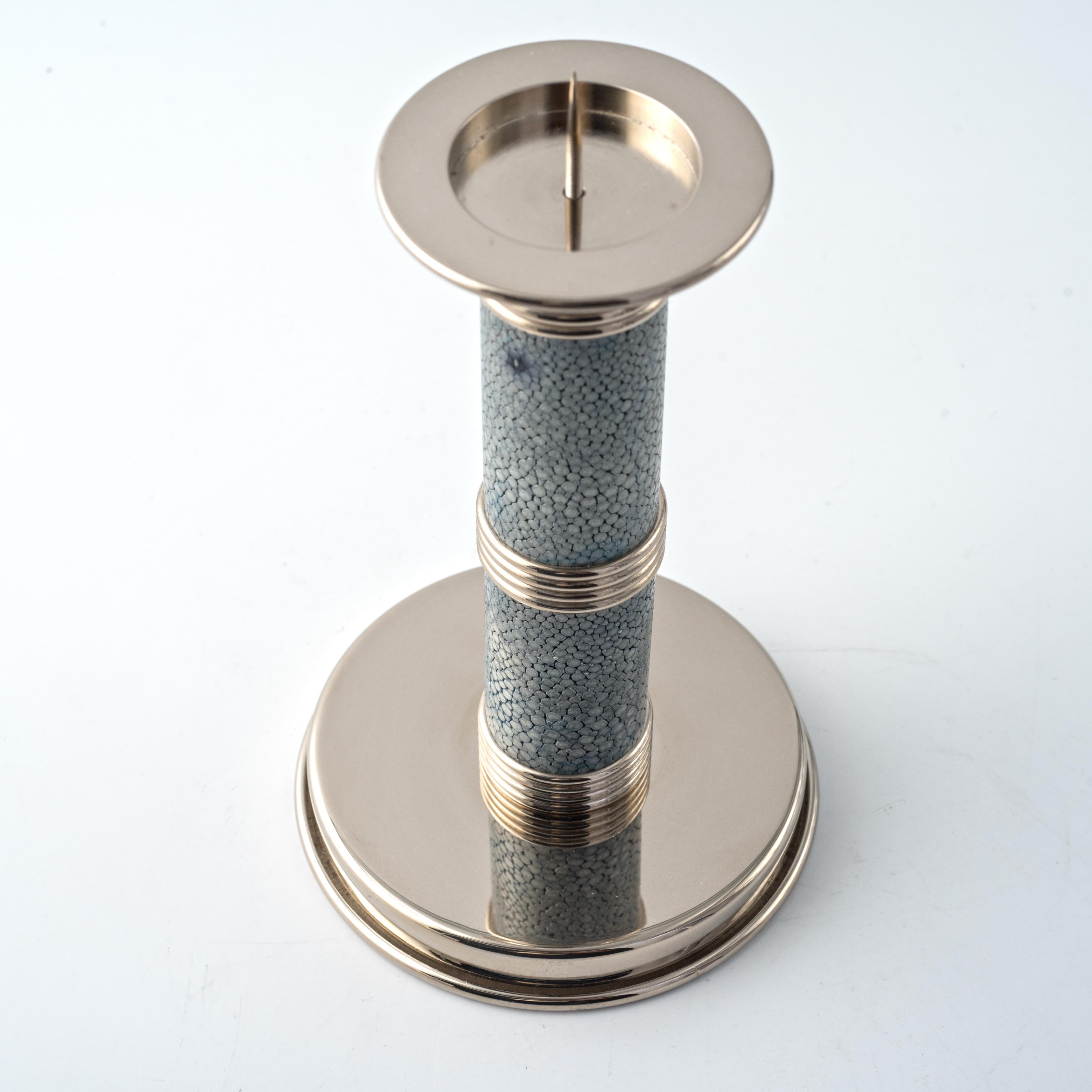 Periodo contemporaneo Candeliere in Pelle Shagreen Azzurro Cielo - Design Moderno ed Eleganza Art Déco in vendita