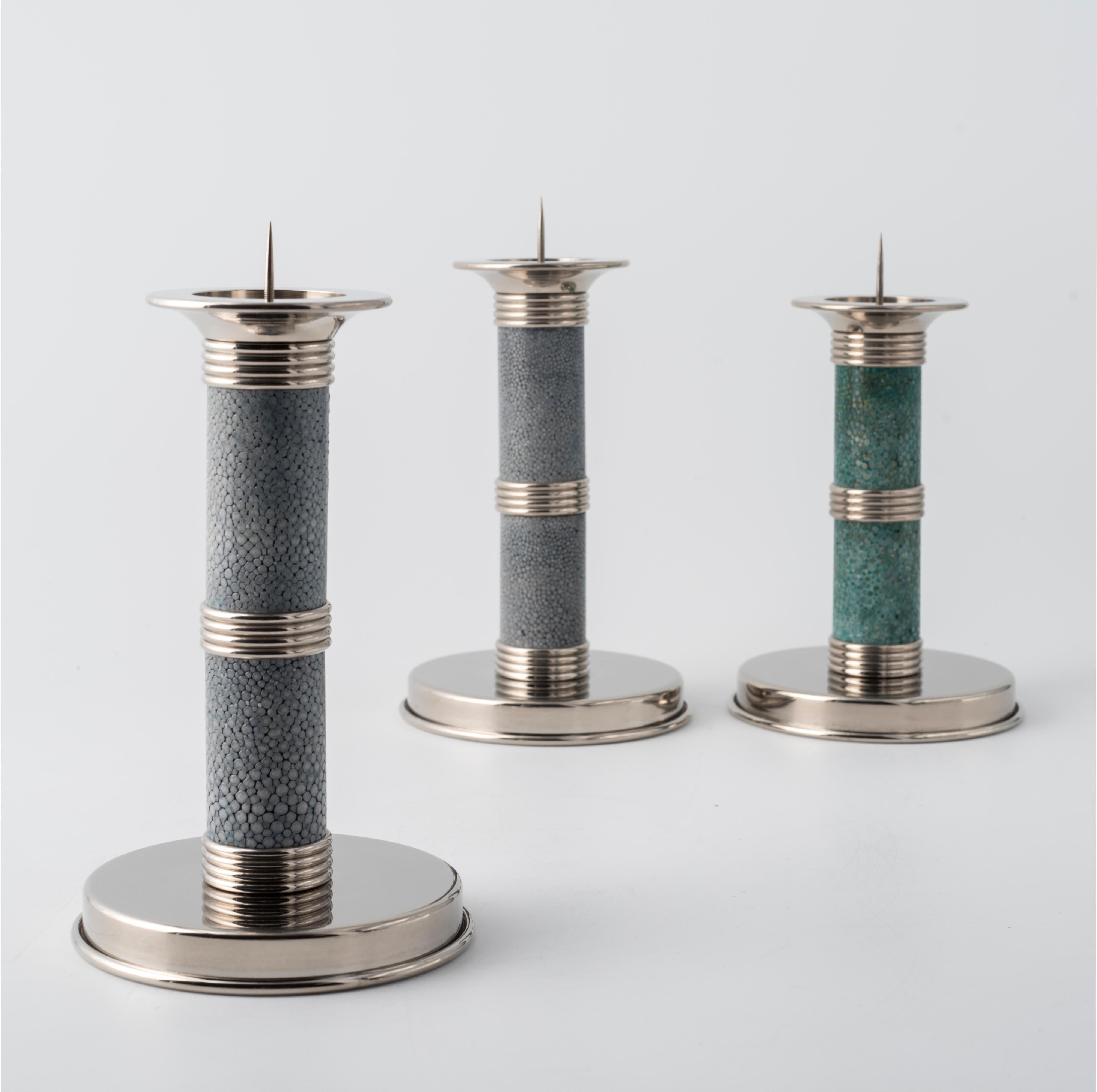 Ottone Candeliere in Pelle Shagreen Azzurro Cielo - Design Moderno ed Eleganza Art Déco in vendita