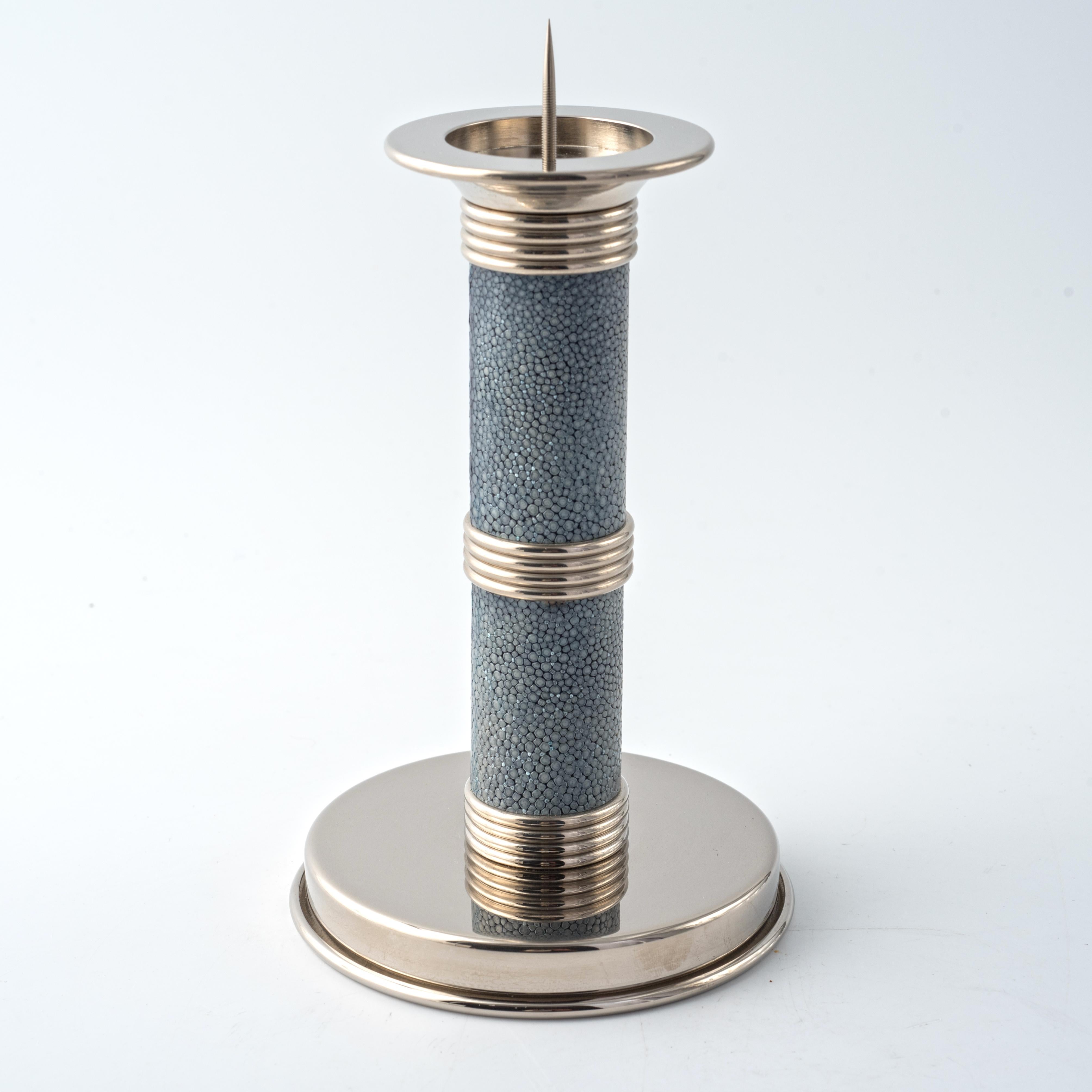 Aggiungi un tocco di eleganza e raffinatezza alla tua tavola con il nostro candeliere in pelle shagreen celeste. Caratterizzato da un design moderno e sofisticato, questo accessorio è perfetto per arricchire qualsiasi ambiente con stile. 
Disegnato