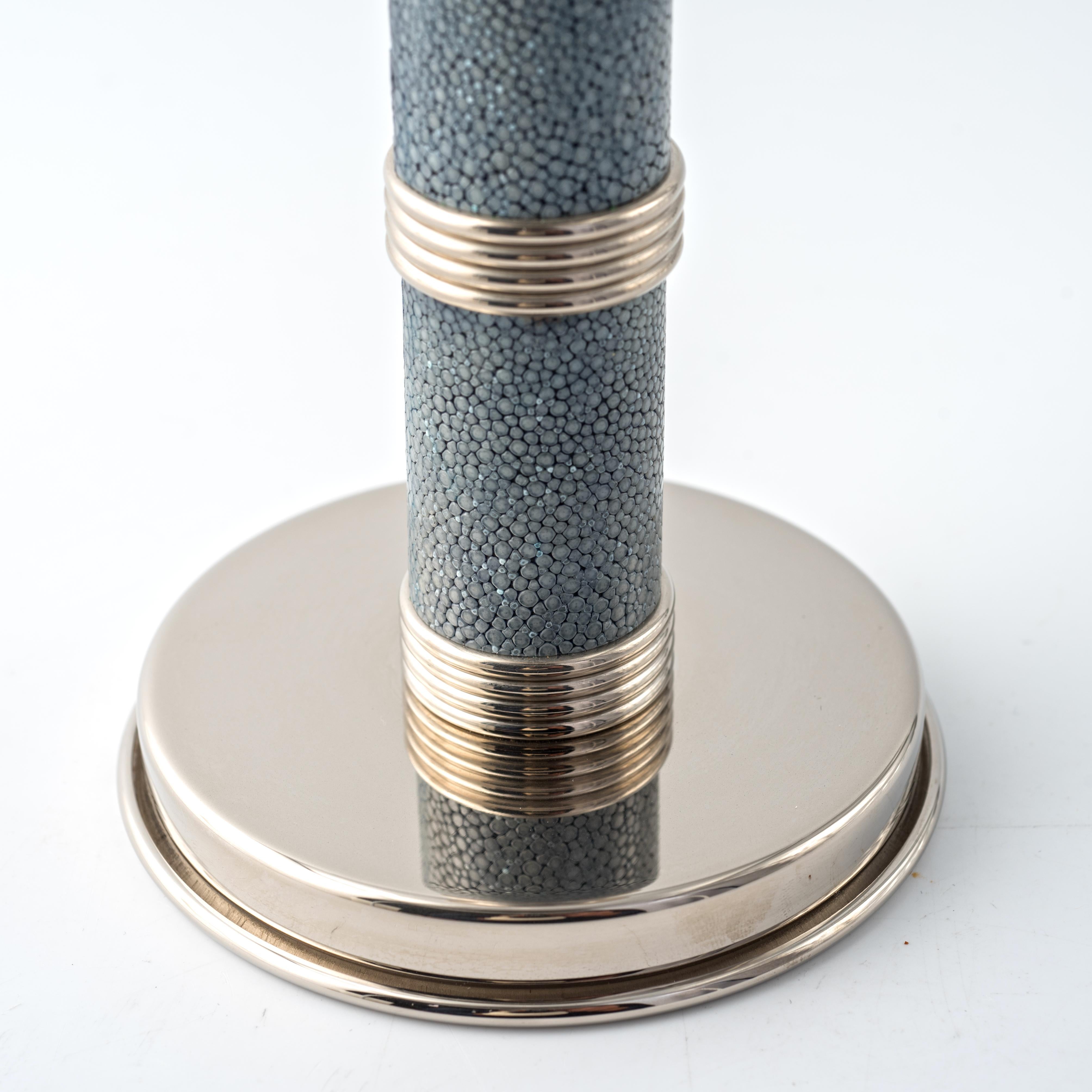 Lucidato Candeliere Moderno in Pelle Shagreen Celeste – Collezione GALUCHARME in vendita