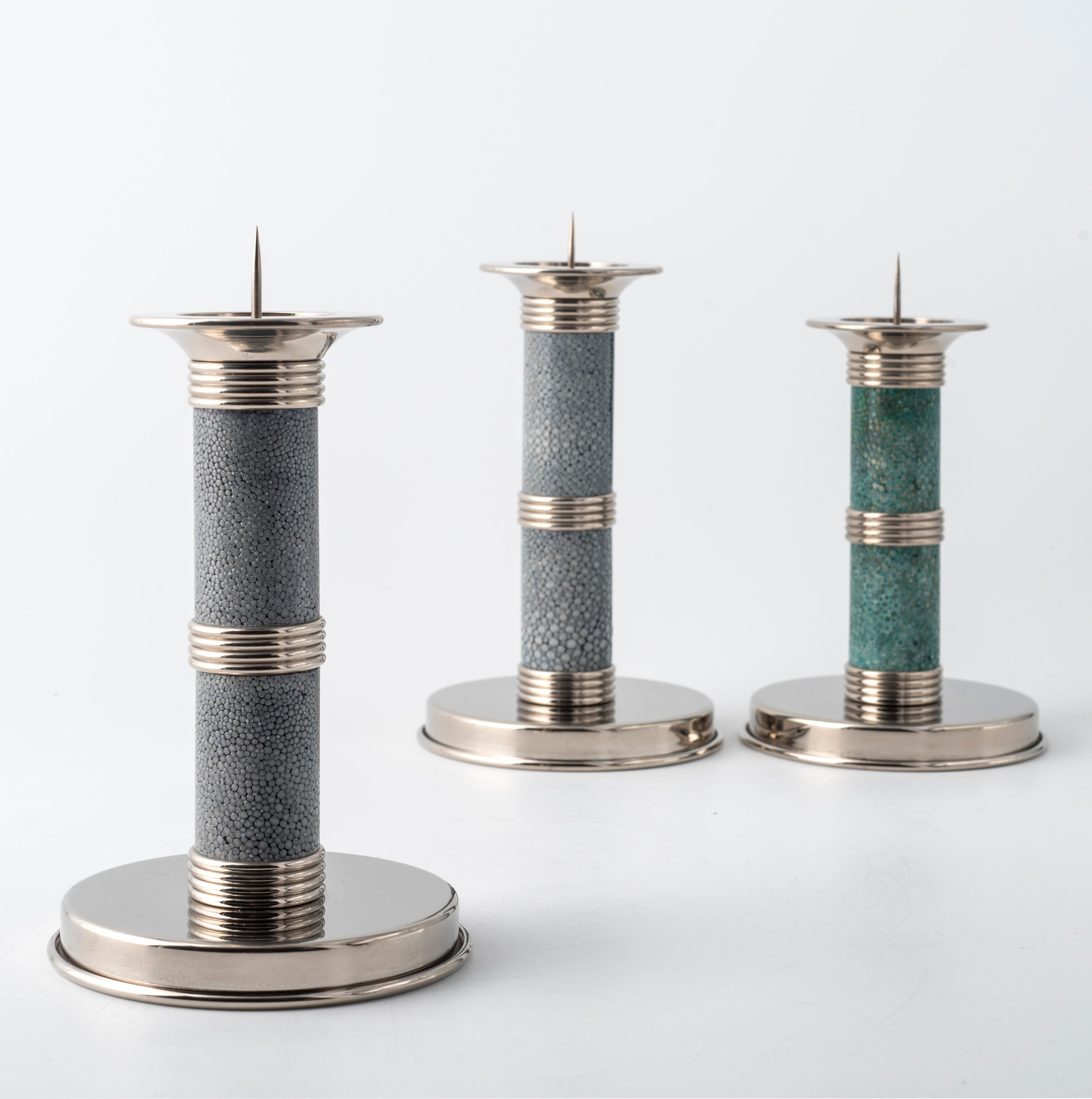 Ottone Candeliere Moderno in Pelle Shagreen Celeste – Collezione GALUCHARME in vendita