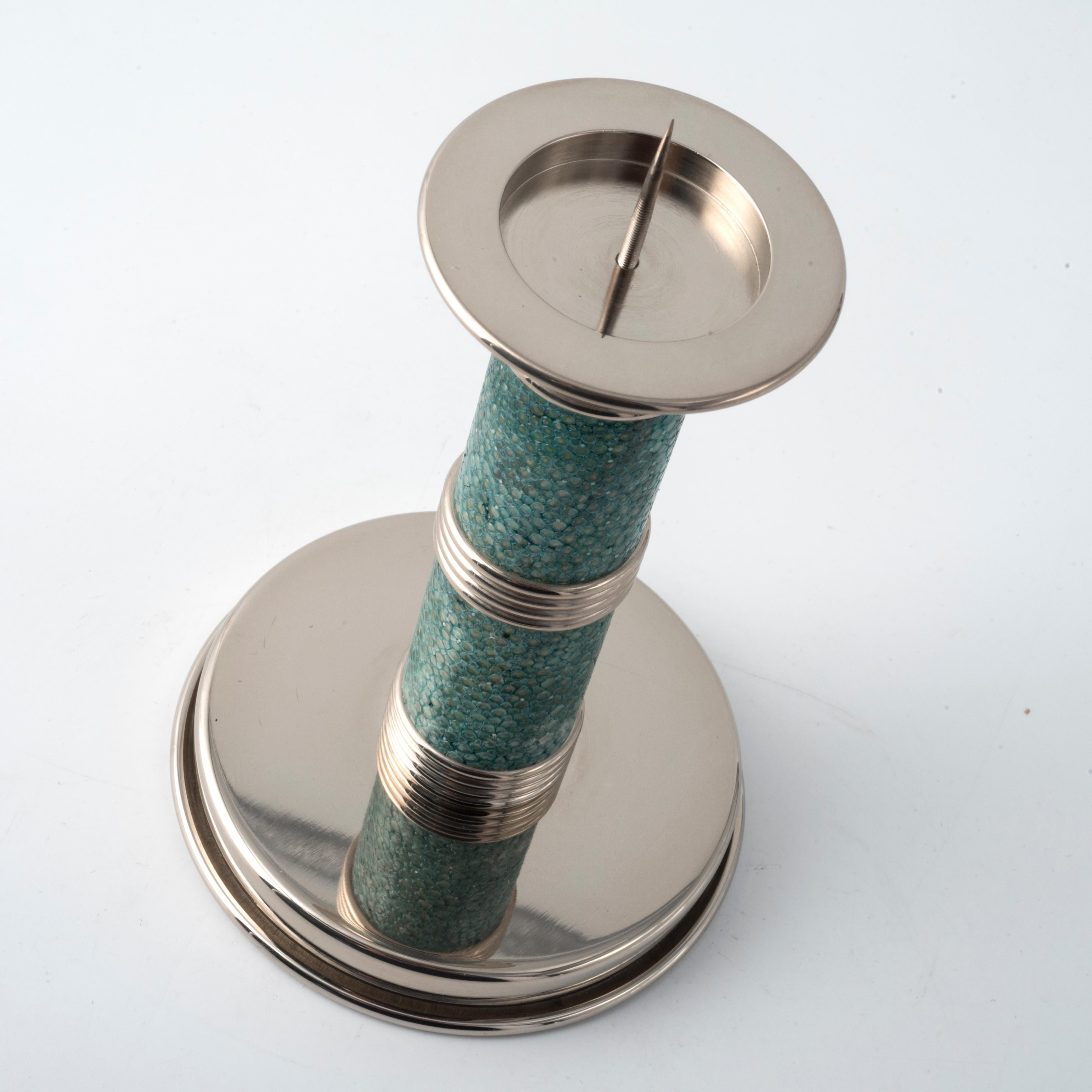 Elegant and sophisticated, this emerald green candlestick is the perfect element to enhance the modern decor of your home, whether on the mantelpiece or the dining table. 
Designed by the talented Nino Basso for the Galucharme collection, the