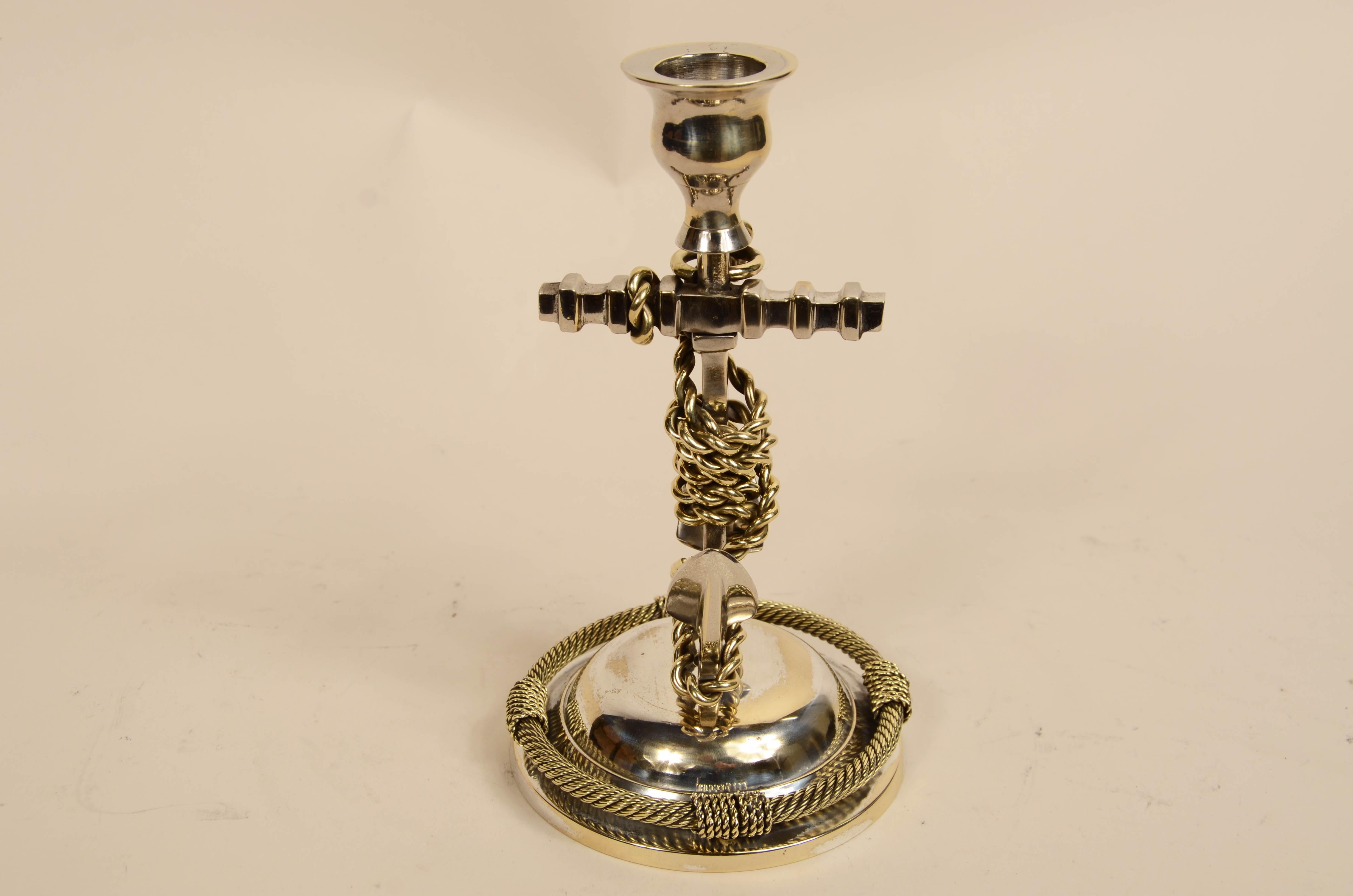 Candeliere nautico, fusione a cera persa in bronzo argentato e ottone, manifattura inglese degli anni venti.
Realizzato in 3 pezzi avvitati tra di loro,  sulla  base è appoggiata un’ancora circondata da una cima,  che si attorciglia  per tutta la