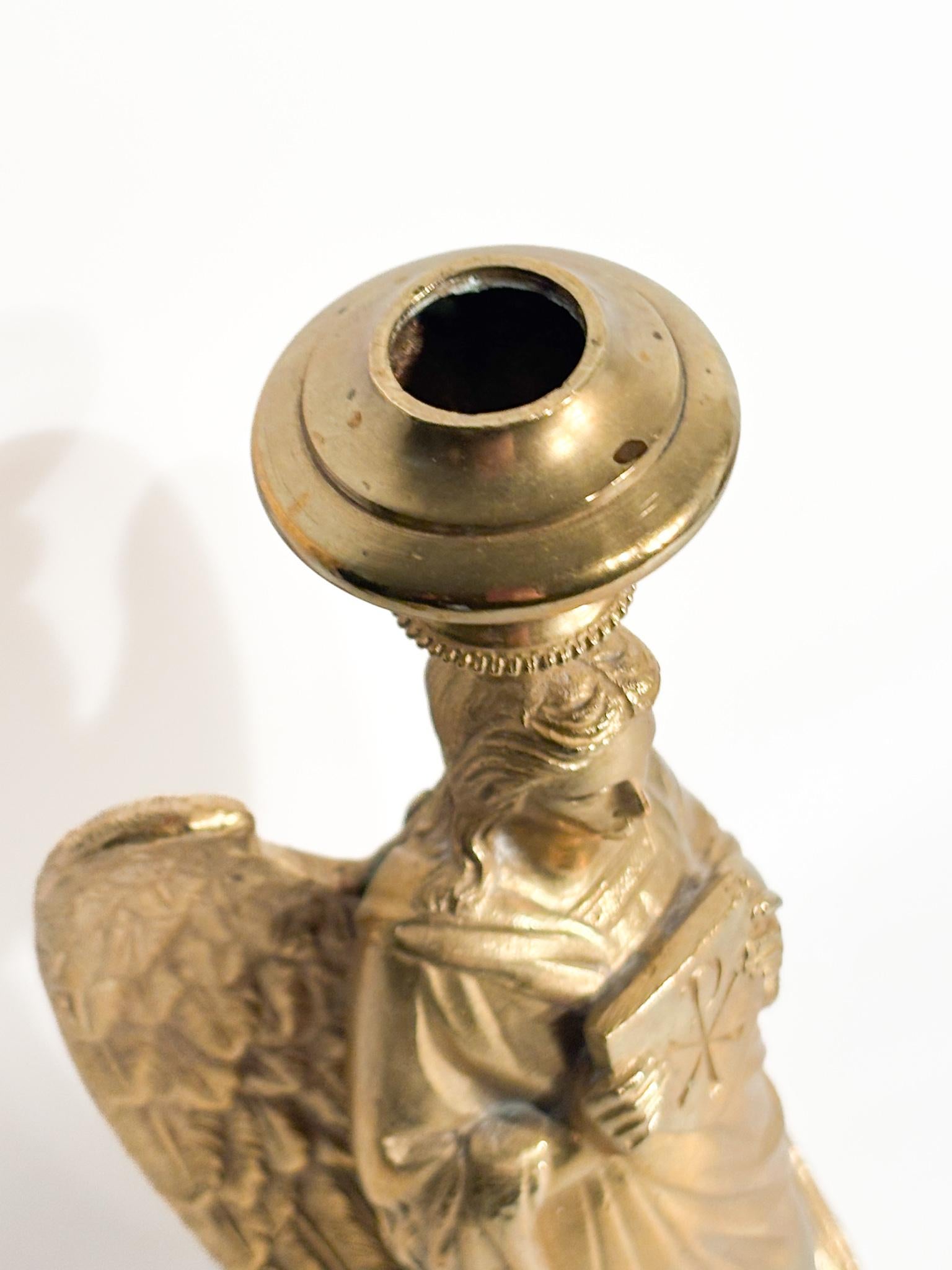 Candelero individual con ángel en bronce dorado Francia Siglo XX en venta 3