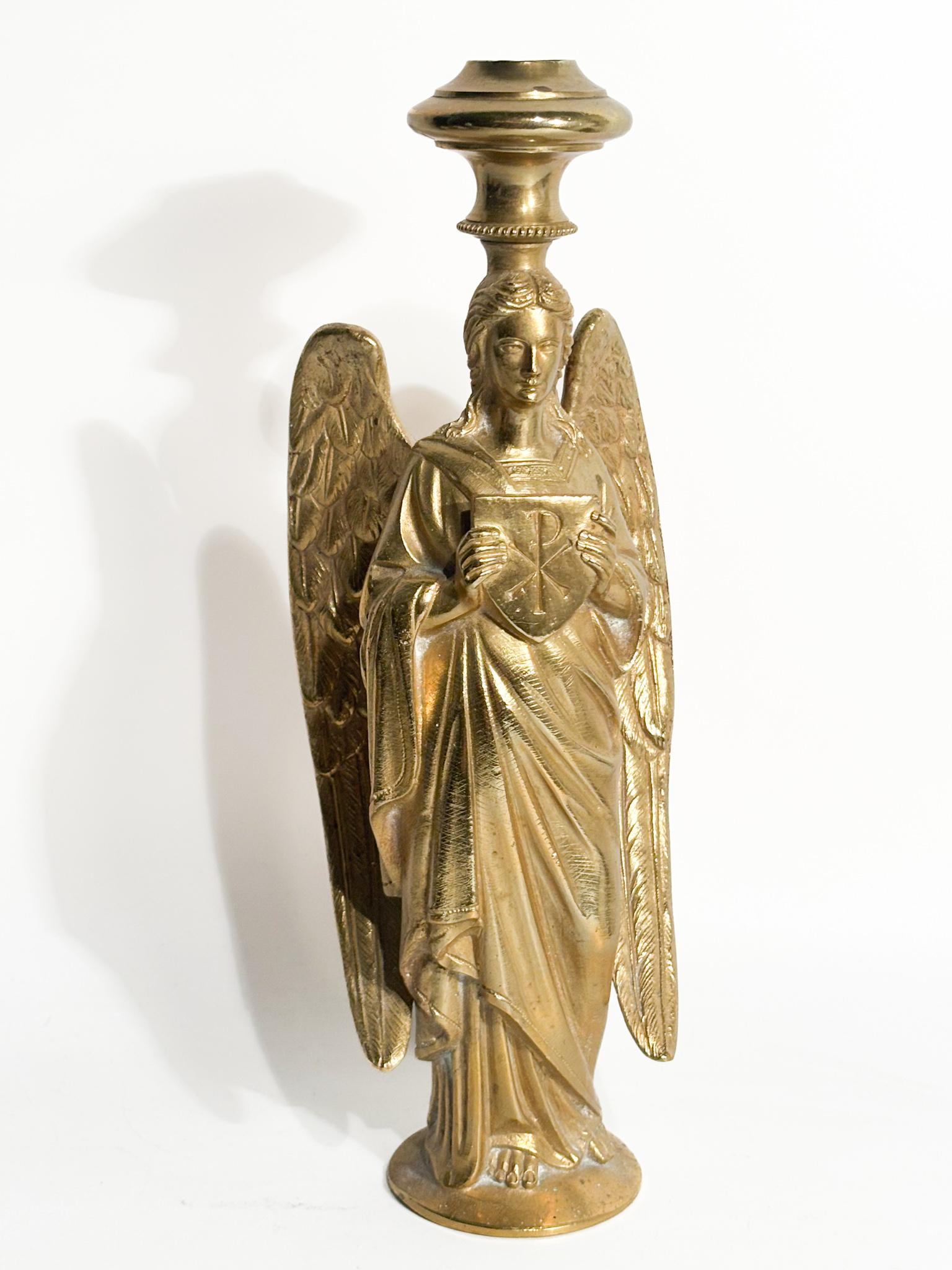 Candelero individual con escultura de ángel de bronce dorado, fabricado en Francia en el siglo XX

Ø cm 8,5 Ø cm 7 h cm 24
