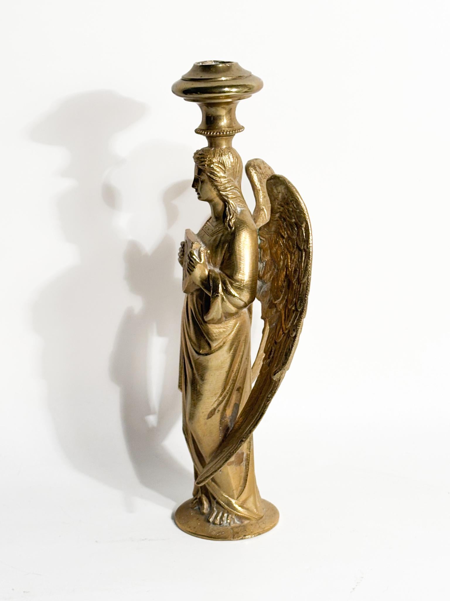 Candelero individual con ángel en bronce dorado Francia Siglo XX en venta 2