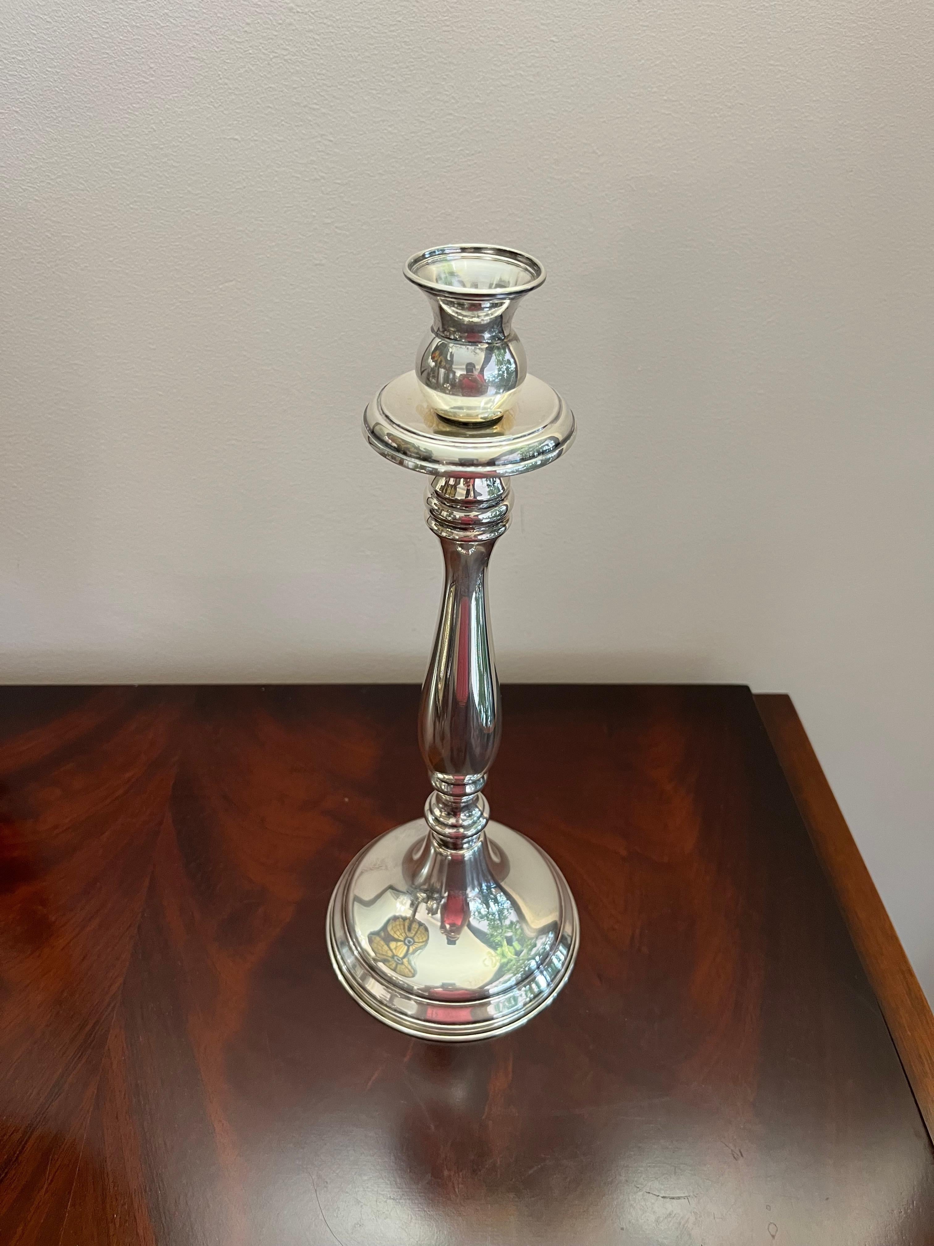 Vintage candlestick in 800 silver, English style, Italian production from the 1980s. It weighs 191.00 grams. It has never been used and is in excellent condition. Regularly stamped with identifying state marks.