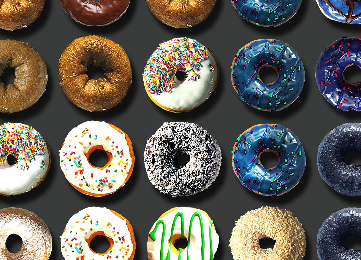 „American Gothic Donuts“ 48x52“ fotografische Anordnung von Donuts (Pop-Art), Photograph, von Candice CMC