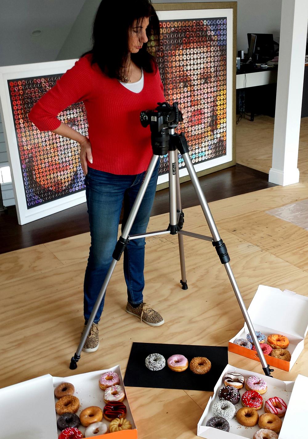 Sie haben in den sozialen Medien weltweit über die außergewöhnlichen fotografischen Arrangements von Donuts von Candice CMC gelesen, und wir sind stolz darauf, ihre Arbeit zu vertreten.  Wir haben dieser Auflistung ein Bild von der weltweiten