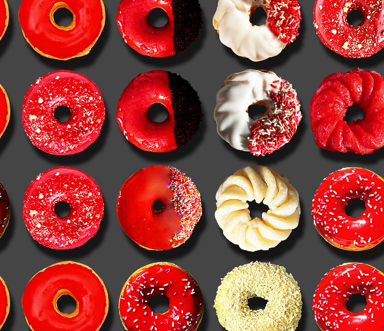 „Großer Kapitän Jack Donuts“ Einzigartiges Fotoarrangement von Donuts auf Hadern  – Photograph von Candice CMC