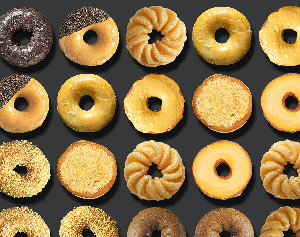 „Große Marilyn Donuts mit blauen Ohrringen“, fotografische Anordnung von Nussbaumholz  im Angebot 4