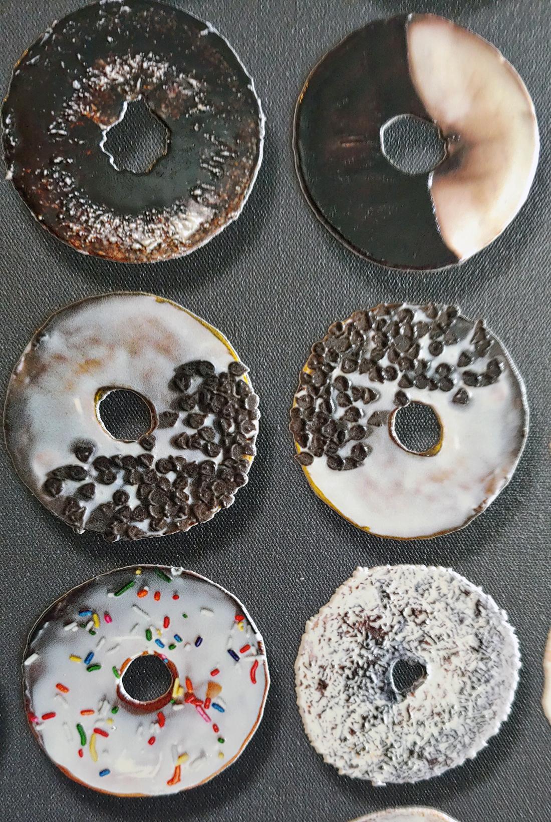 TOUCH ME DONUTS Cruella 3D puoi toccare e sentire gli zuccherini e la glassa. - Mixed Media Art Pop Art di Candice CMC
