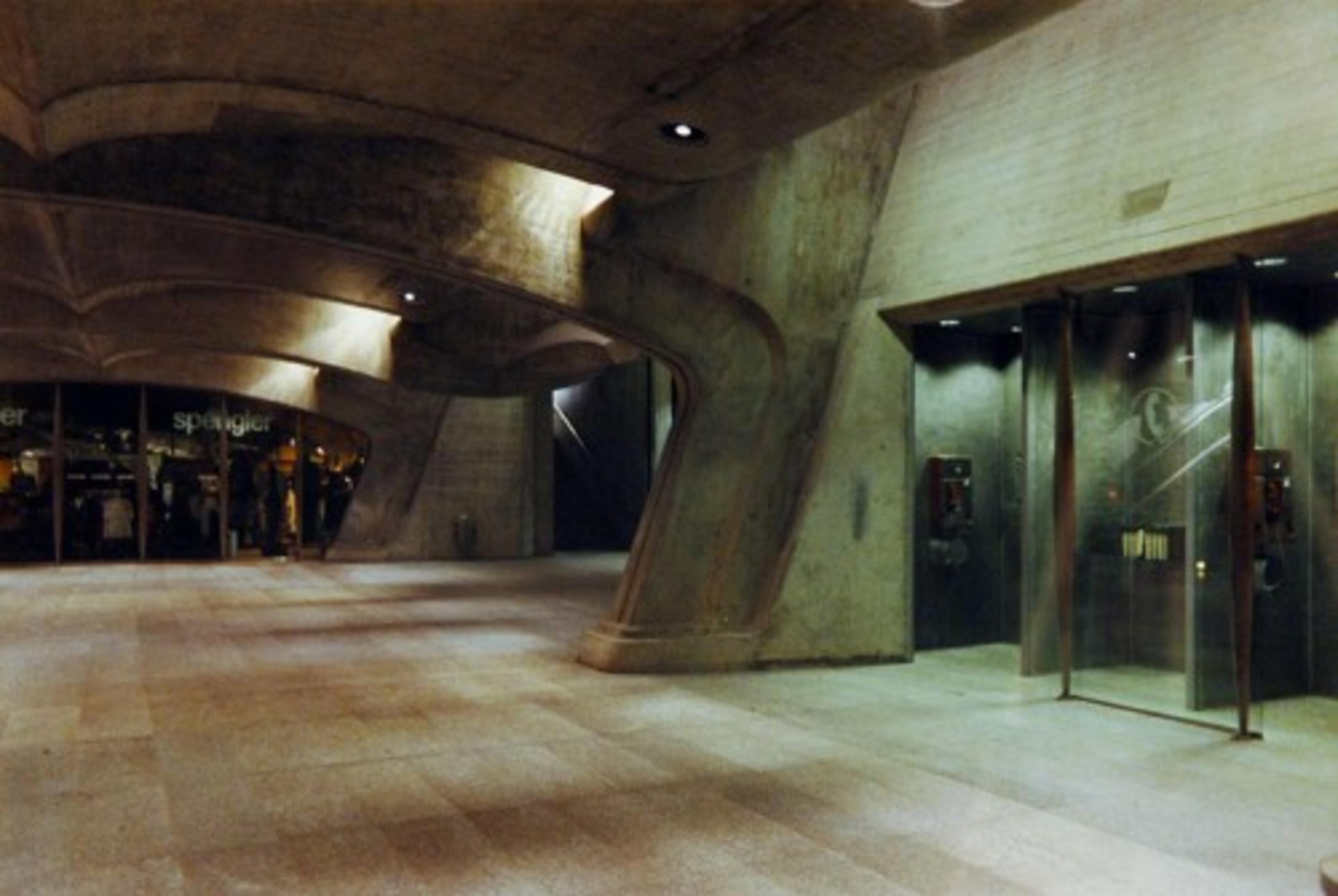 Bahnhof Stadelhofen Zürich – Photograph von Candida Hofer