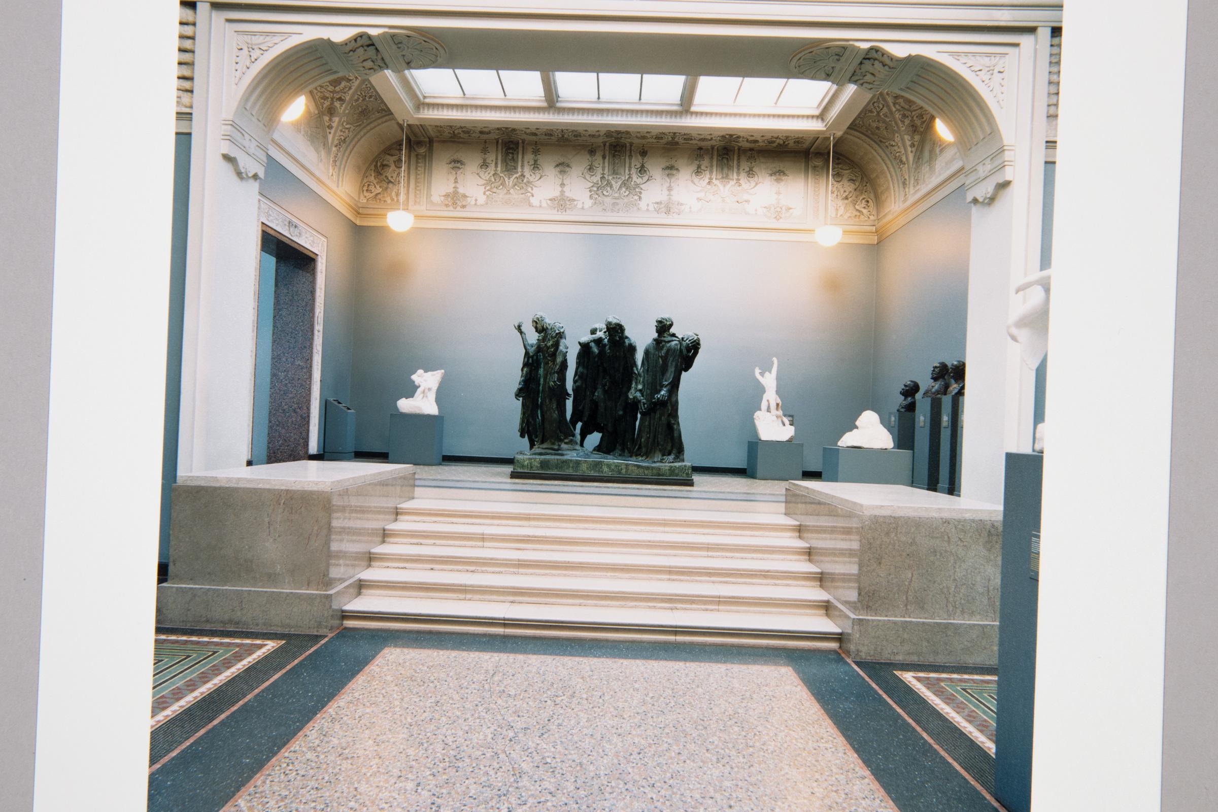 Candida Höfer (deutsch, geb. 1944)
N.Y Carlsberg Glyptotek Kopenhagen III, 2000
Medium: C-Print auf Fotopapier (und signiertes Künstlerbuch, in Leinenetui)
Auflage von 30 Künstlerdrucken: Handsigniert, nummeriert und datiert mit Bleistift (außerhalb