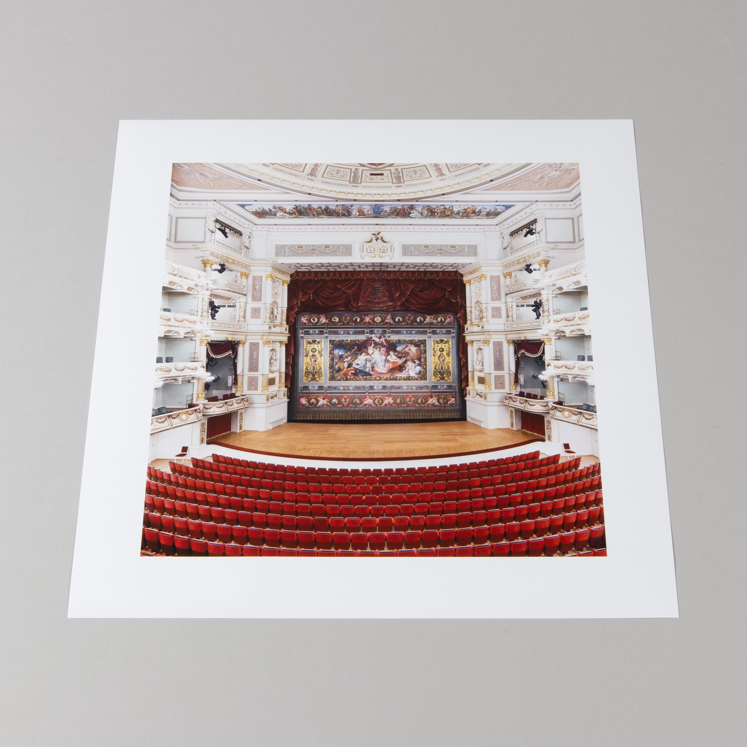 Candida Höfer (allemande, née en 1944)
Semper Oper Dresden IV, 2023
Support : C.I.C. sur papier photo.
Dimensions : 37,5 x 31,5 cm : 37,5 x 31,5 cm
Edition de 20 : Signé et numéroté à la main, au verso.
Condit : Mint