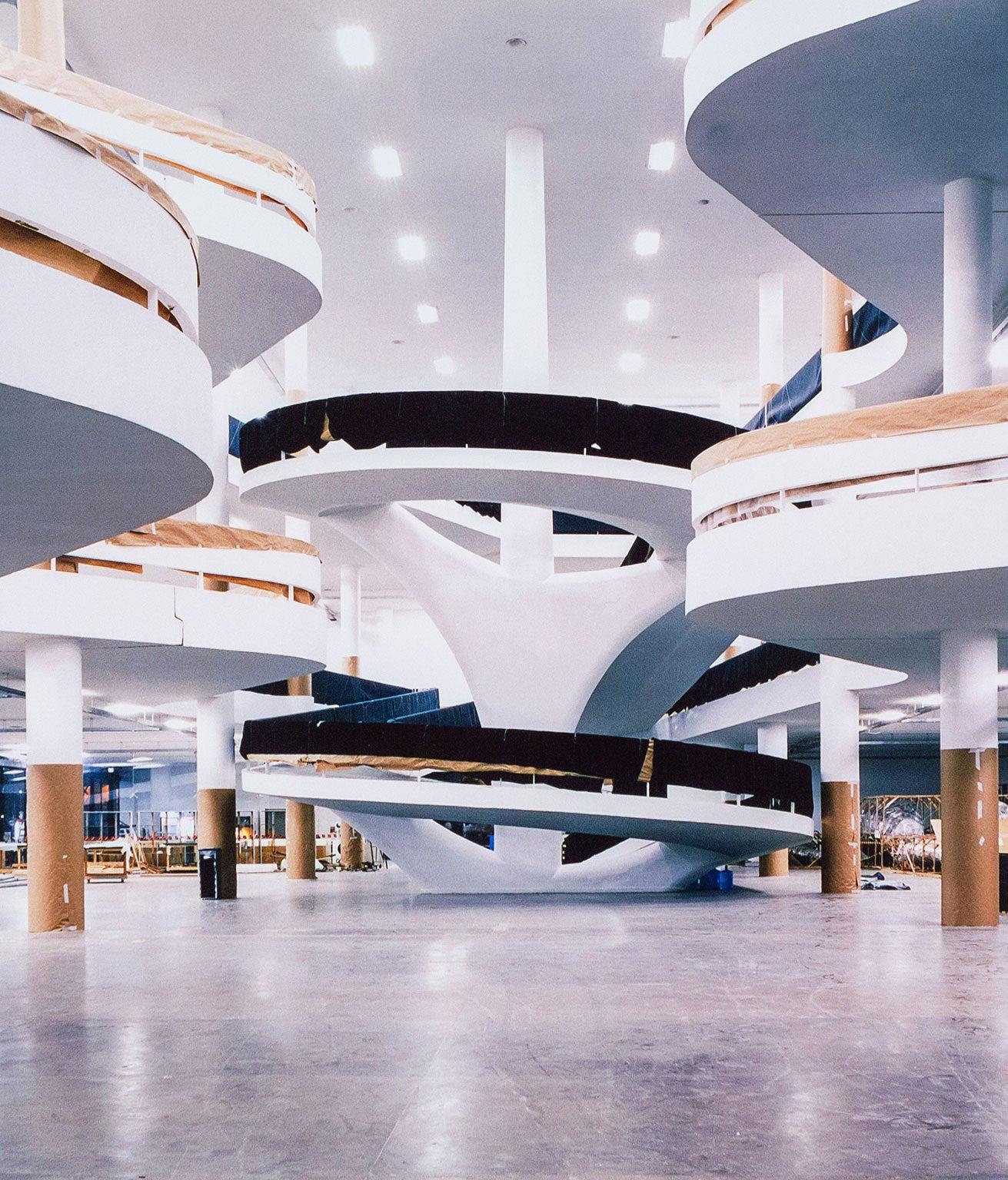 Niemeyer Brasilien B  (Zeitgenössisch), Photograph, von Candida Hofer