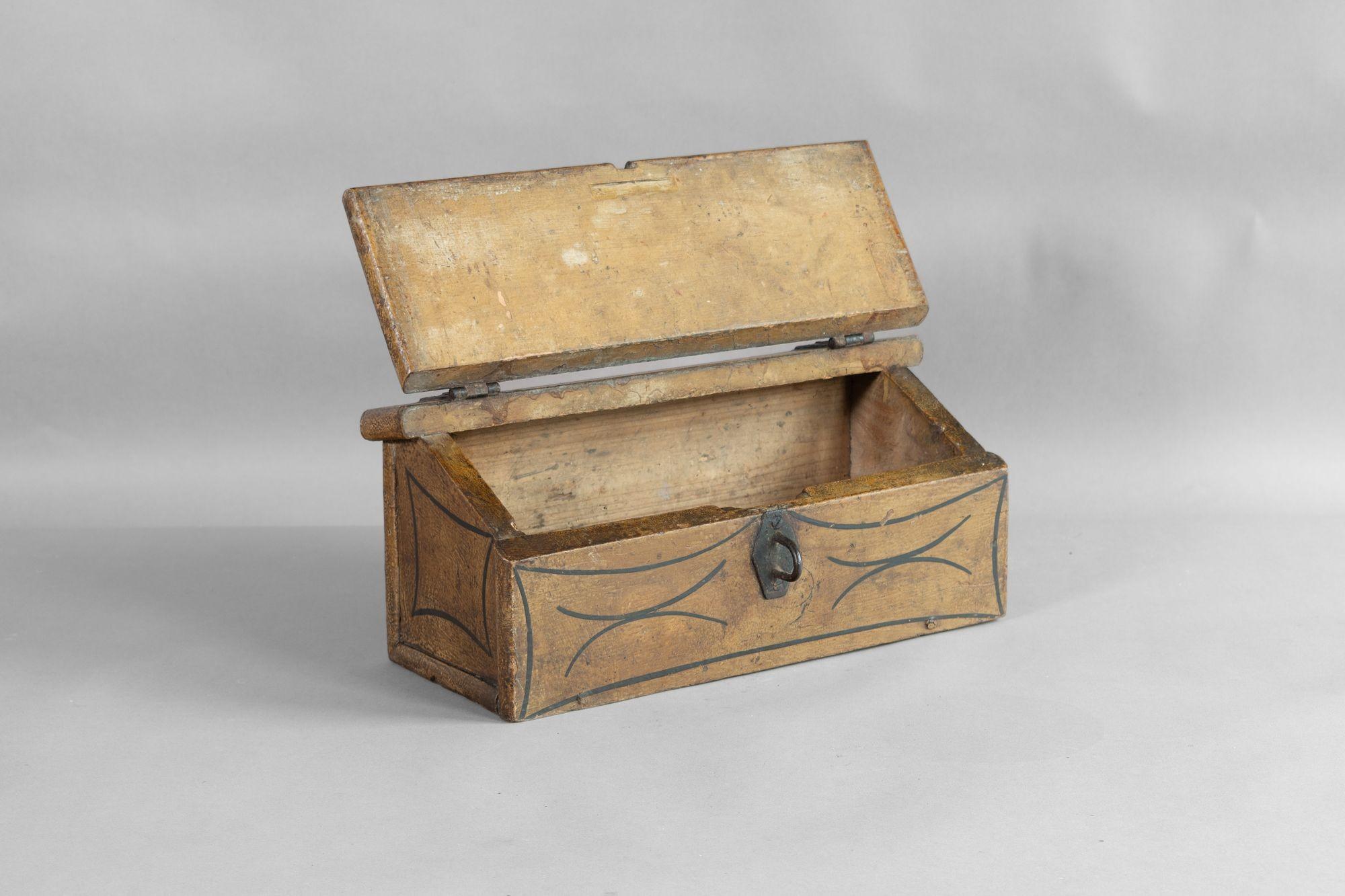 Wooden candle box with original painted decoration. Circa 1880.

H 17cm x W 38cm x D 18cm