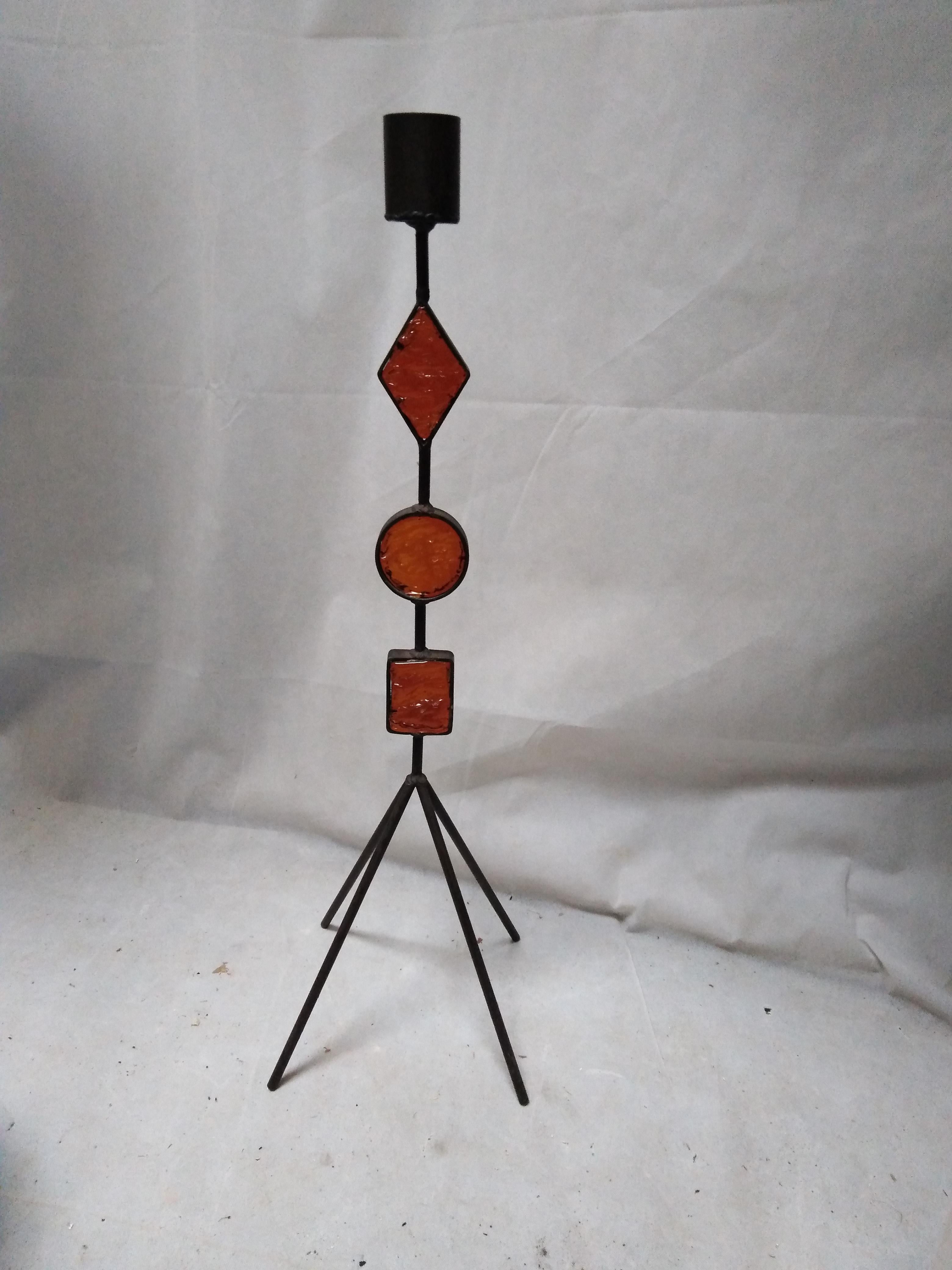 Candeliere decorativo in metallo forgiato con corpi in vetro incastonati, attribuito allo svedese Erik Höglund. Buone condizioni per la sua età. Sono presenti segni di usura da vento.