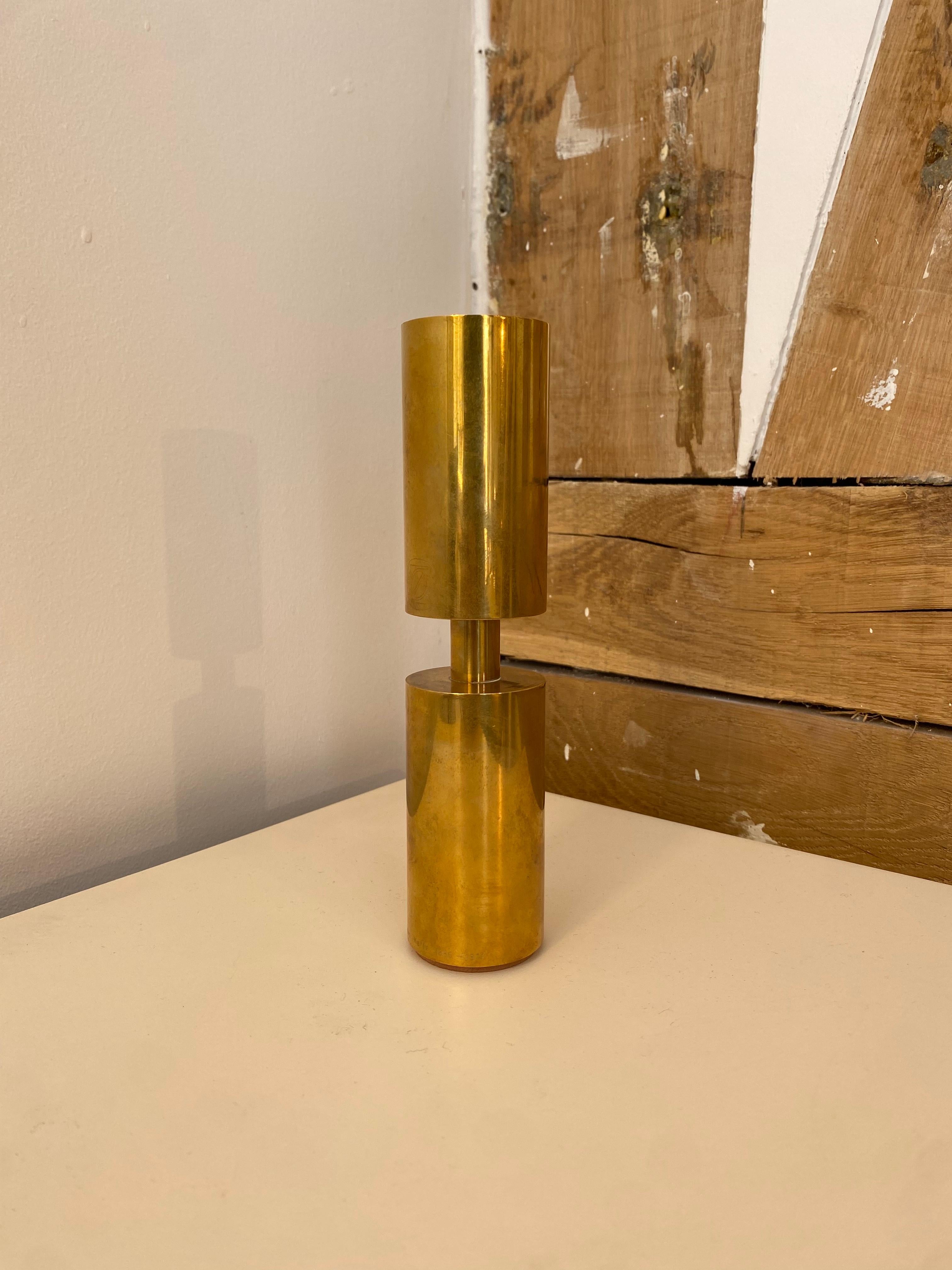 Minimalist and sculptural candle holder in brass from the 70's, produced in Sweden. Very pure design and high quality of execution, this is all in solid brass.
