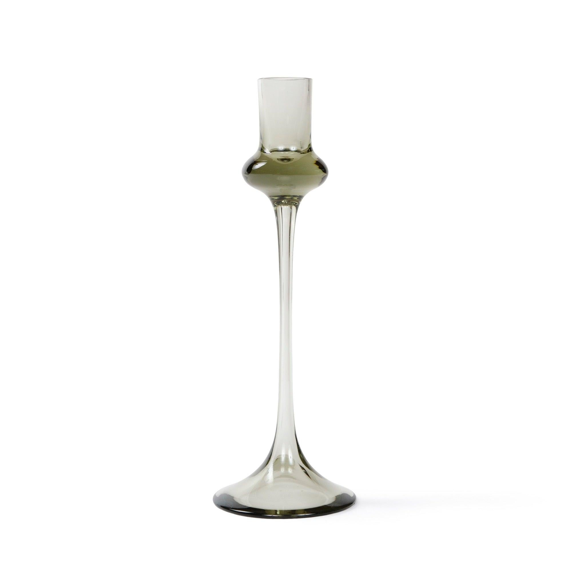 Un délicat bougeoir en verre tulipe fumé.