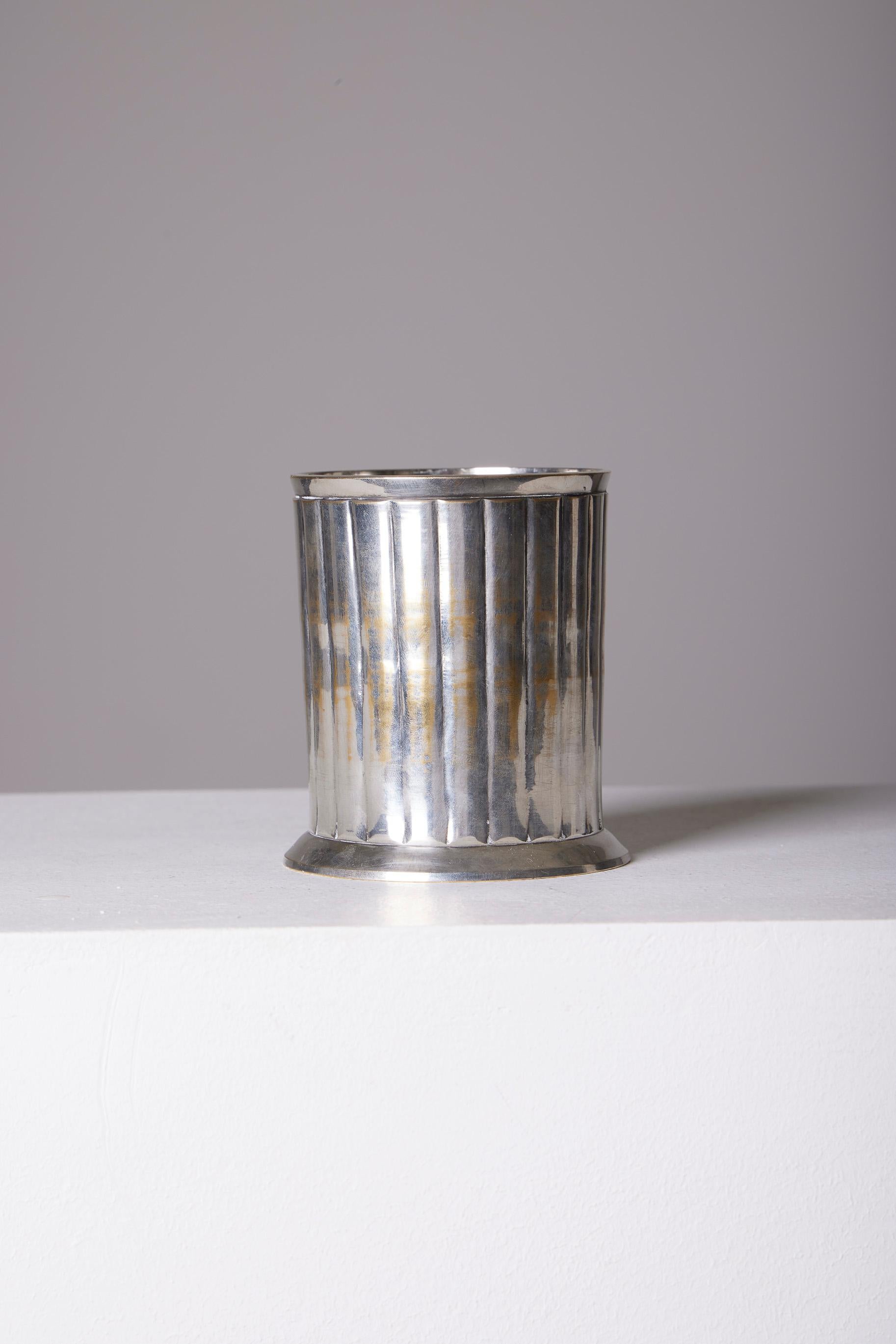  Silver-plated metal cylindrical candle holder, featuring a striated pattern on the surface. In excellent condition.
LP2619