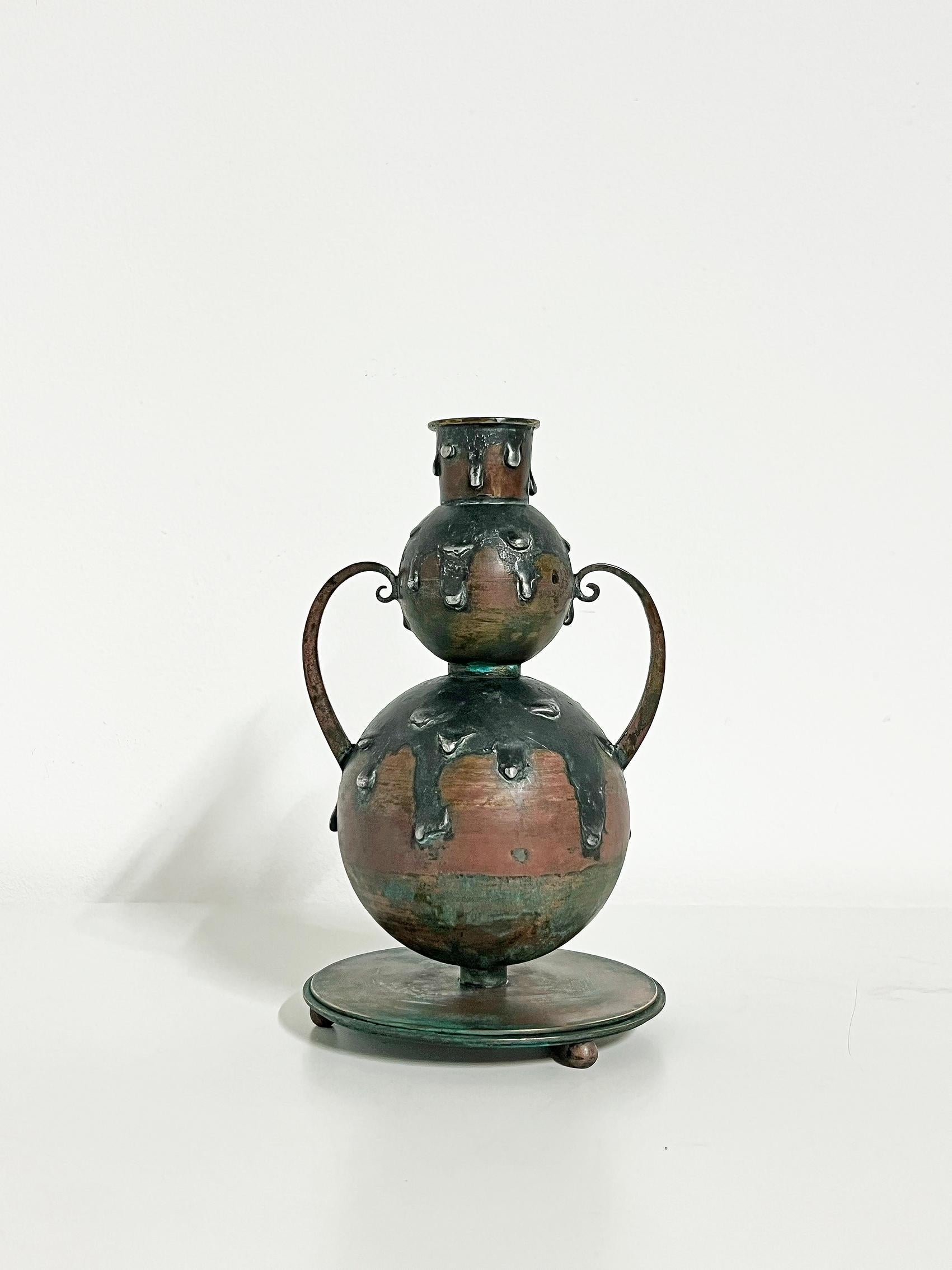 Raro e bellissimo portacandele in bronzo, G. Åke Göteborg, anni '20 circa.
Usura e patina coerenti con l'età e l'uso. 
Patina di bronzo, segni e graffi.
