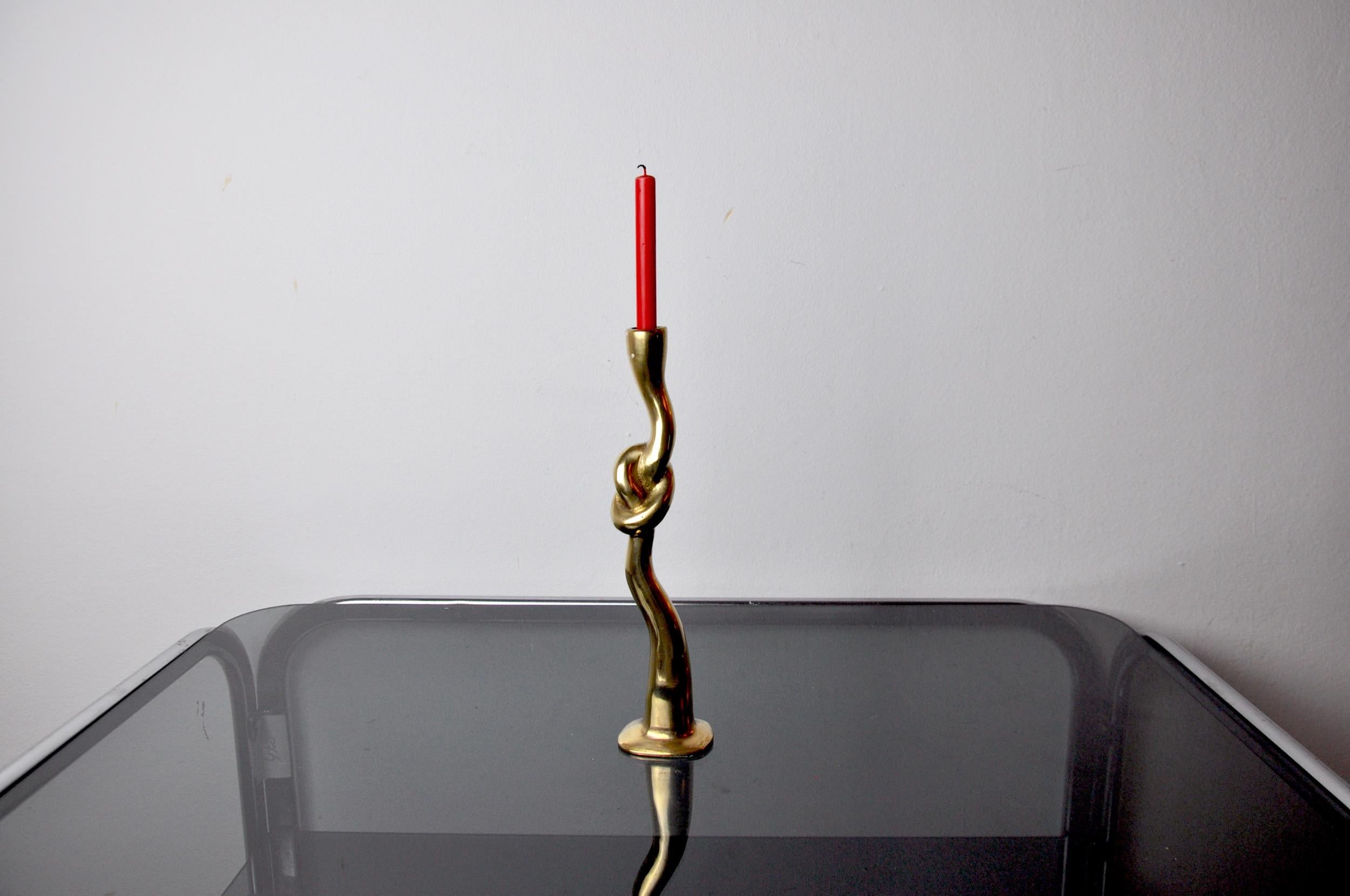Superb and rare Brutalist knot-shaped candle holder, designed and produced in Italy in the 1970s.
Brass candle holder.
Beautiful decorative object that will bring a real design touch to your interior.
Very nice state of conservation.
Ref: 873.