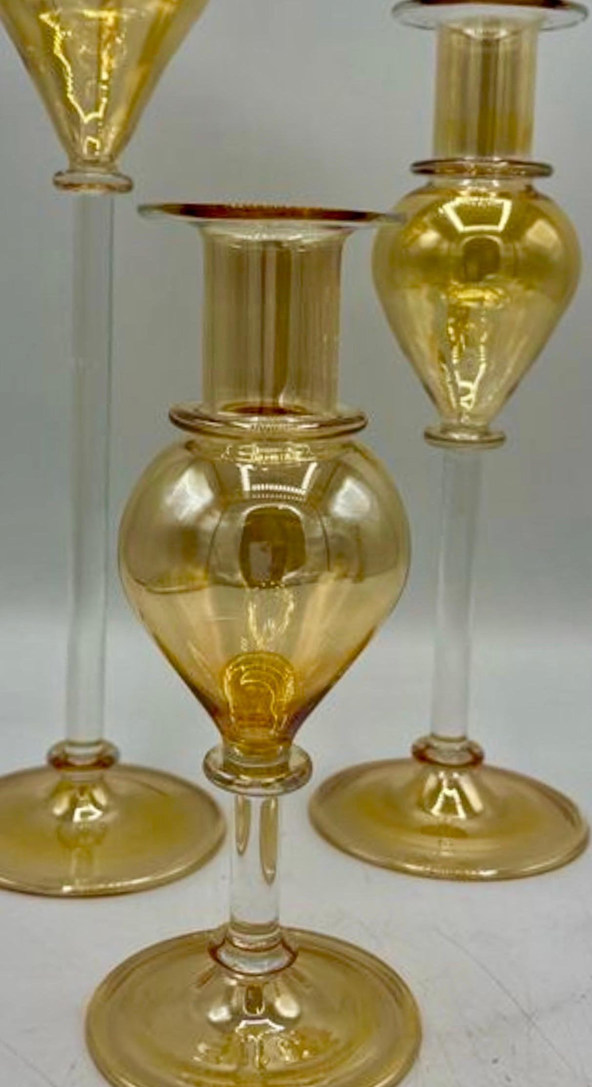 Superbo set di portacandele di Murano con finitura dorata, realizzato a mano. 
raro da trovare
due dimensioni! 21 e 23 cm