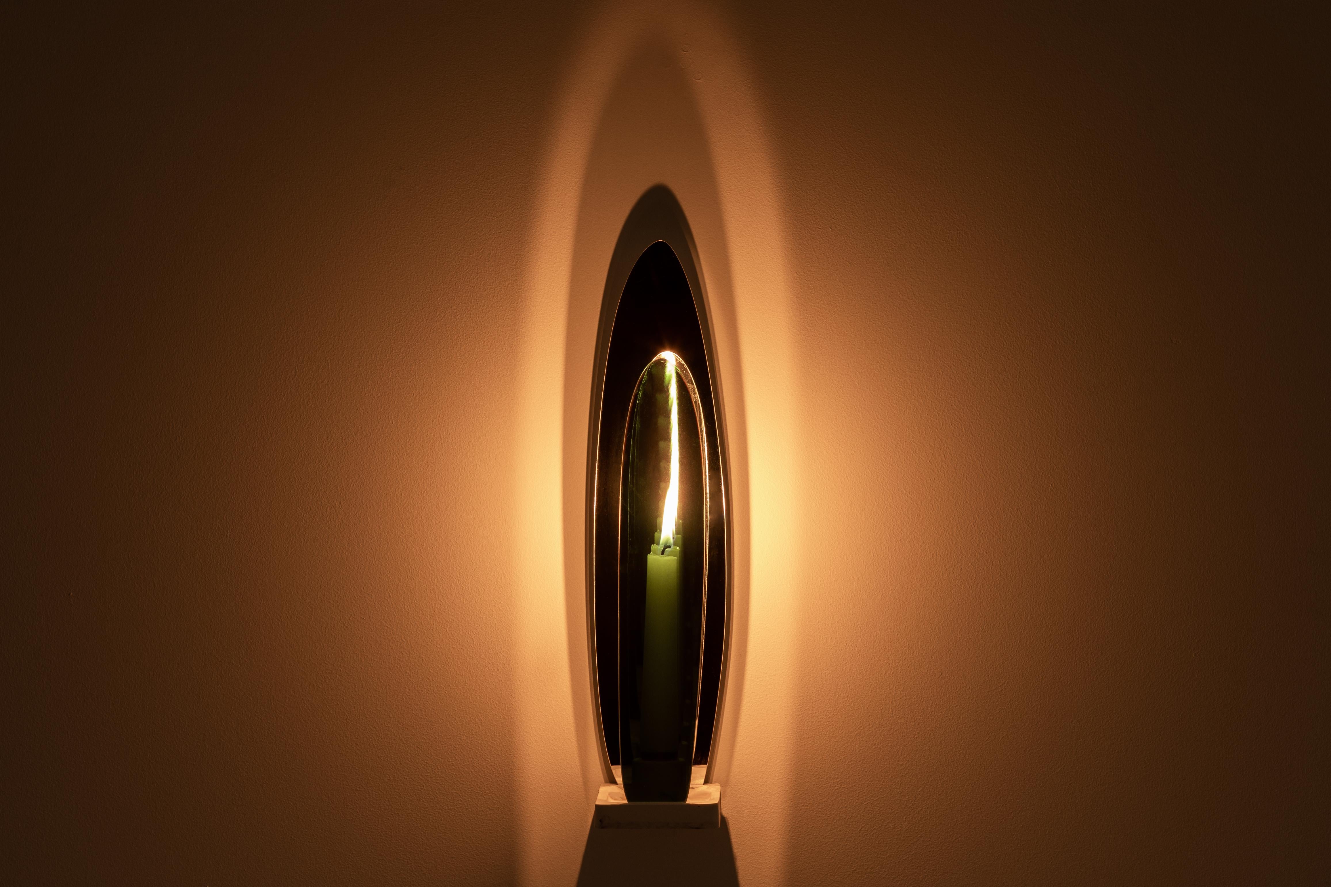 Questo pezzo crea un bellissimo gioco di ombre mutevoli e colorate che cambiano con la luce. La sua forma, ispirata alla forma filiforme della fiamma di una candela, è organica e piena di vita, sempre in movimento in modo sottile. Progettata per