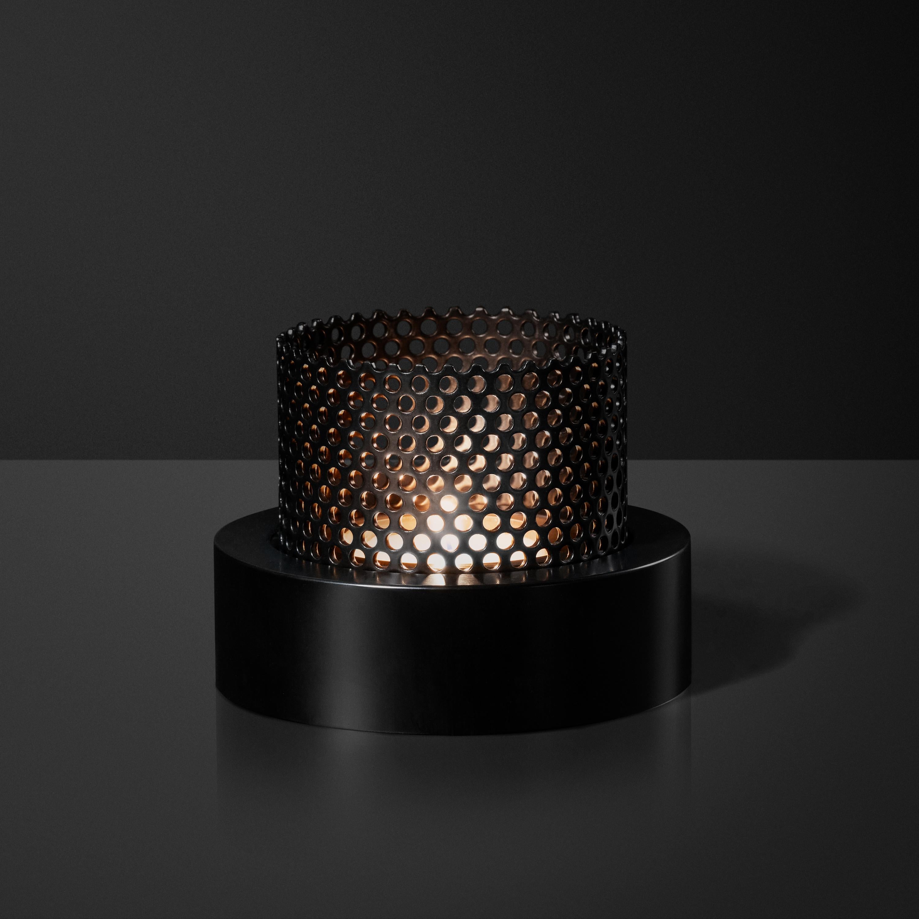 Perform è un solido portacandele in metallo composto da due parti, una base in alluminio fresata a CNC e un tubo in acciaio perforato realizzato in una fabbrica in Svezia.

La luce passa attraverso i fori perforati e crea cerchi di luce