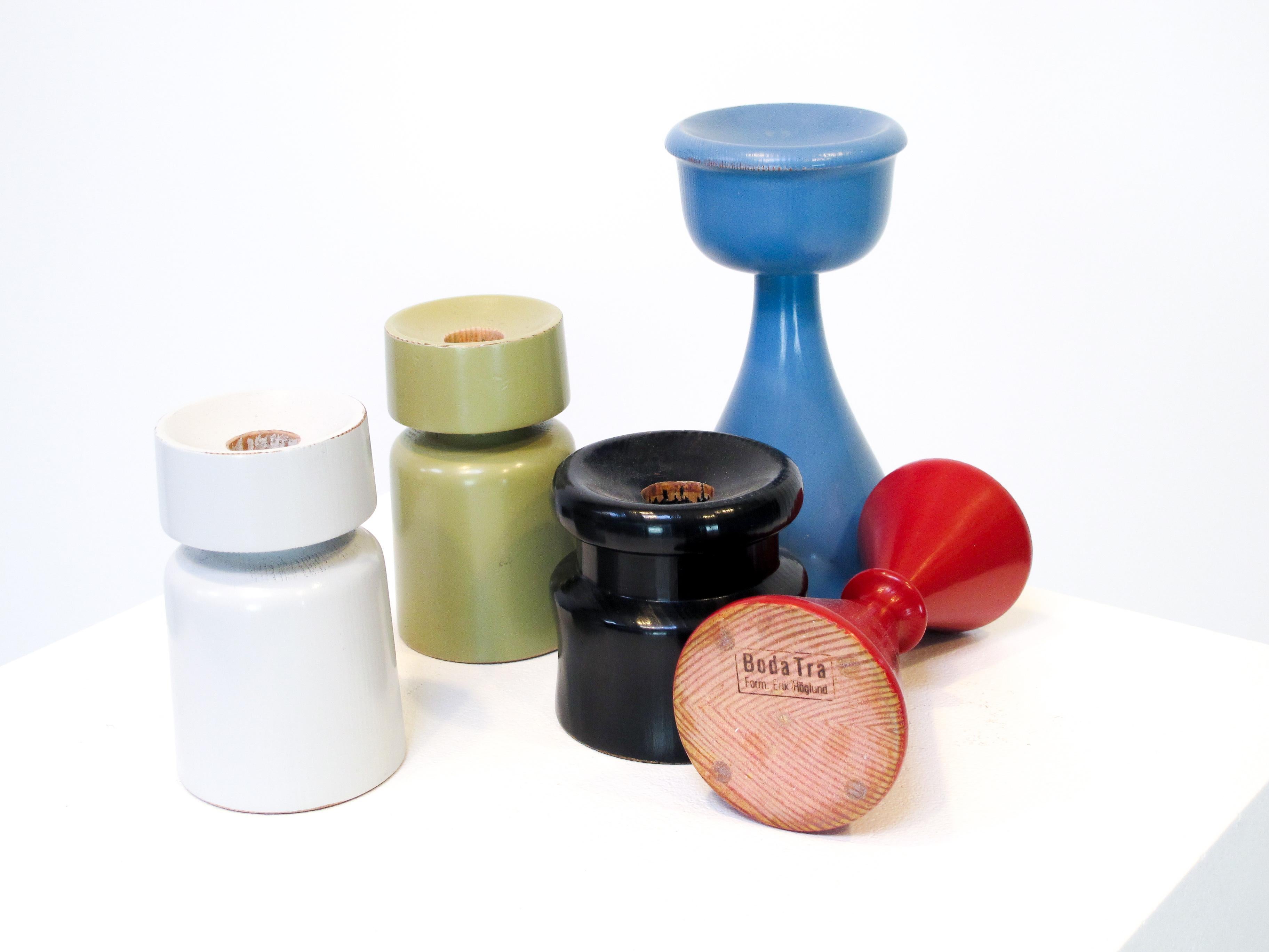 This set of lacquered candleholders was designed by Erik Höglund for Boda Trä in the midcentury.
The height of the pieces ranges from 8.5cm > 17.5 cm.