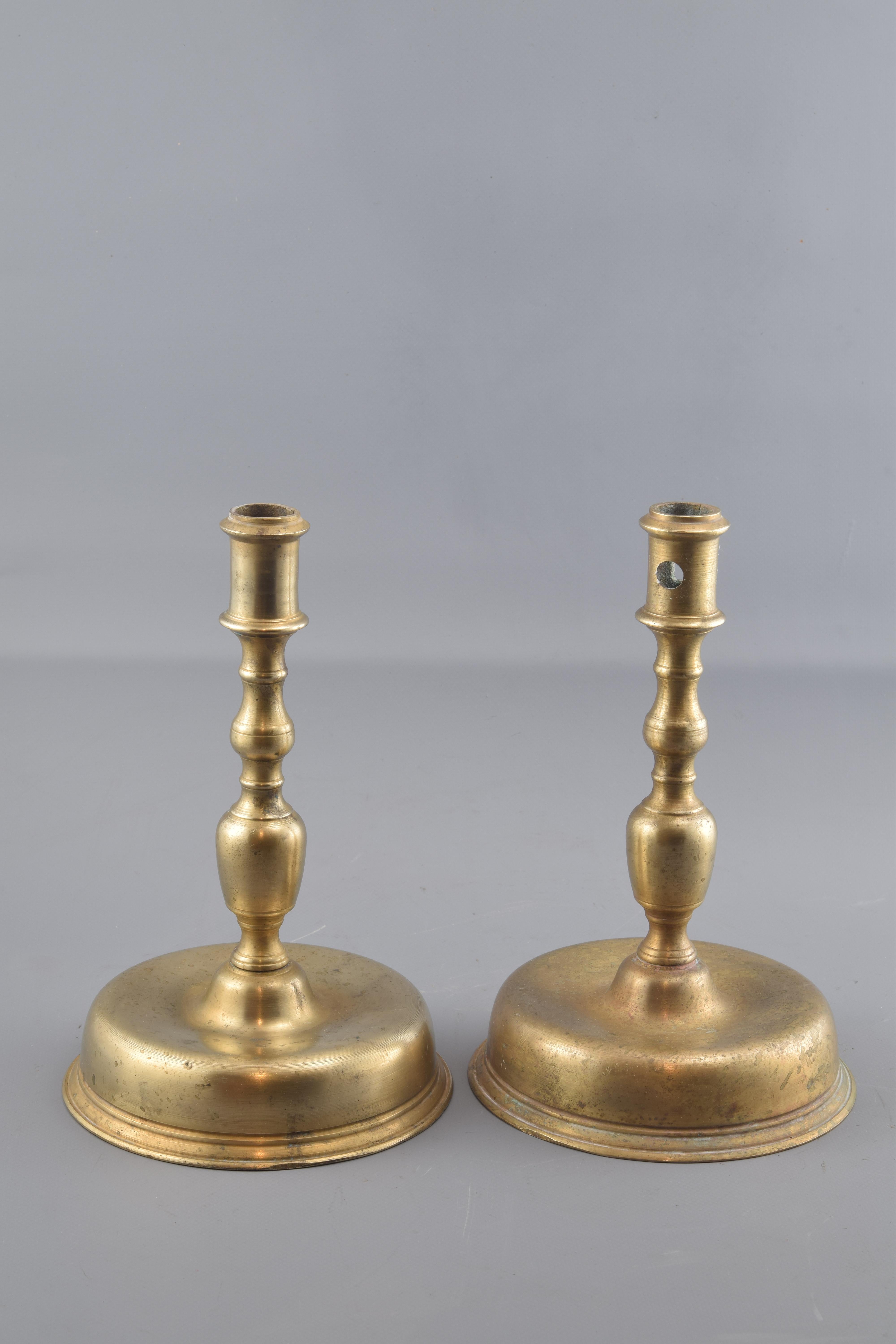Paar Kerzenständer, Bronze, 20. Jahrhundert im Zustand „Relativ gut“ im Angebot in Madrid, ES