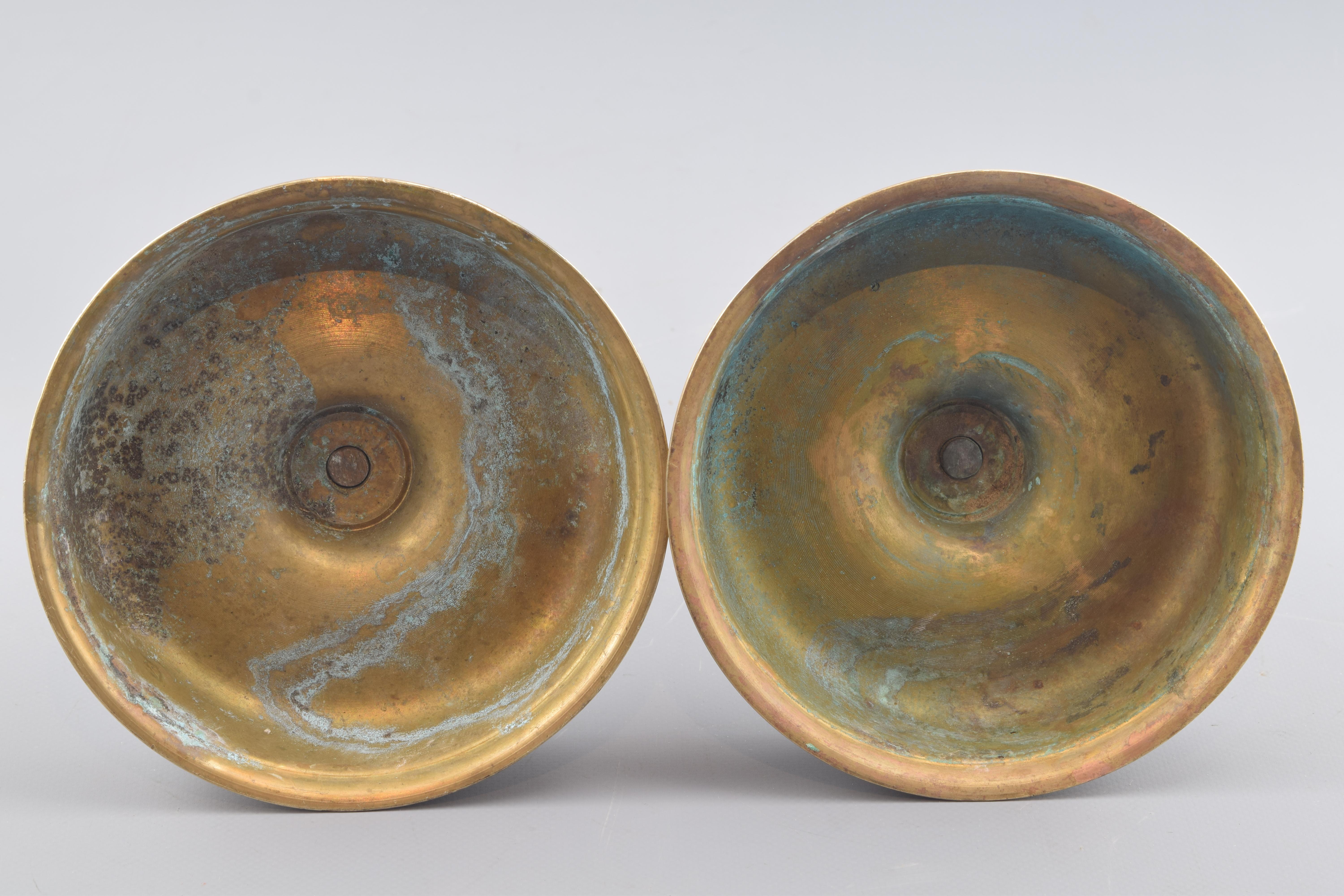 20ième siècle Paire de bougeoirs, bronze, 20ème siècle en vente
