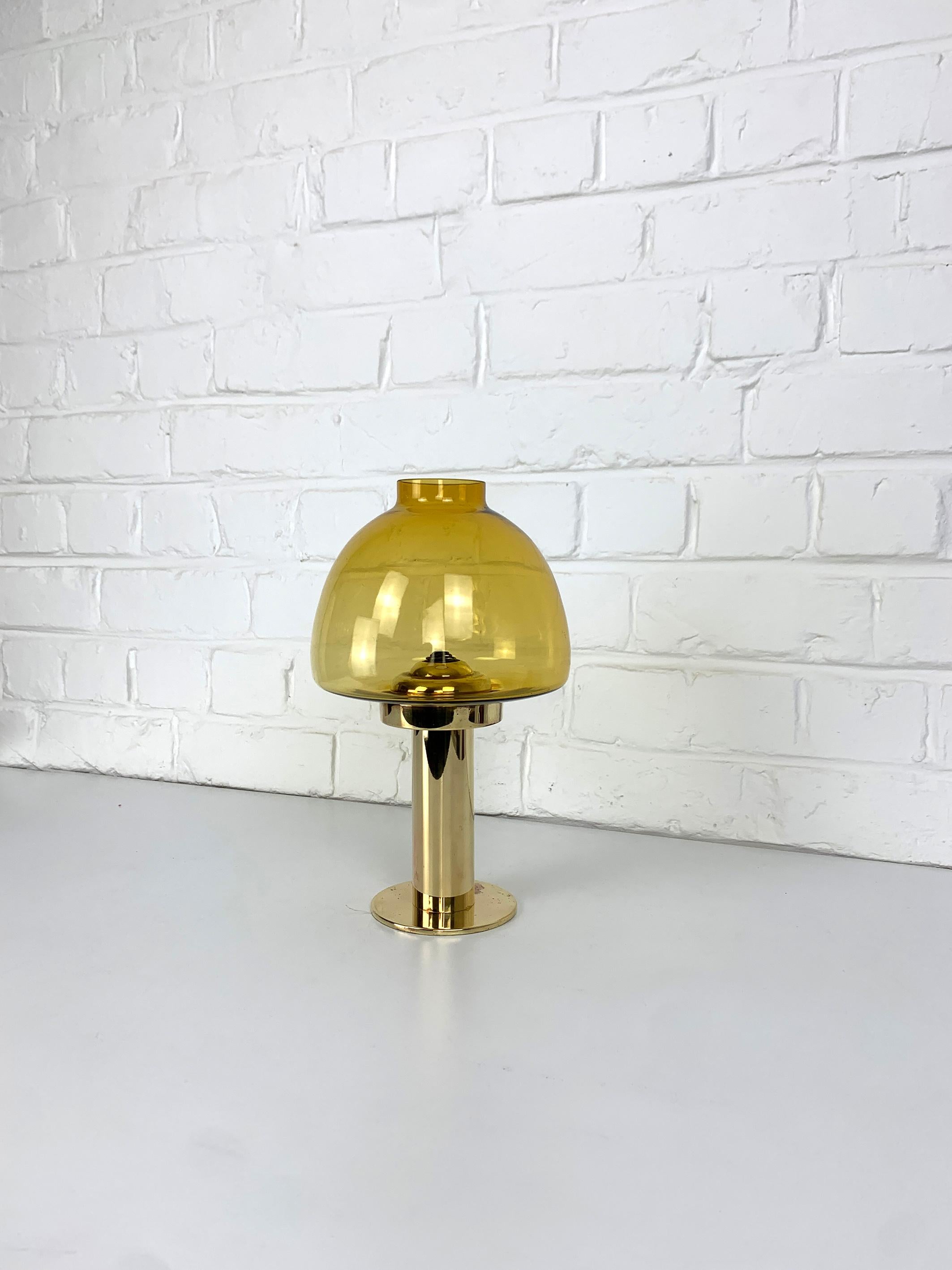 Elegante candela scandinava in ottone e vetro.

Design di Hans-Agne Jakobsson. Modello  L102/32 prodotto dalla sua azienda Markaryd in Svezia. La lanterna a candela è dotata di un paralume in vetro soffiato a bocca giallo scuro/ocra. 

La base in