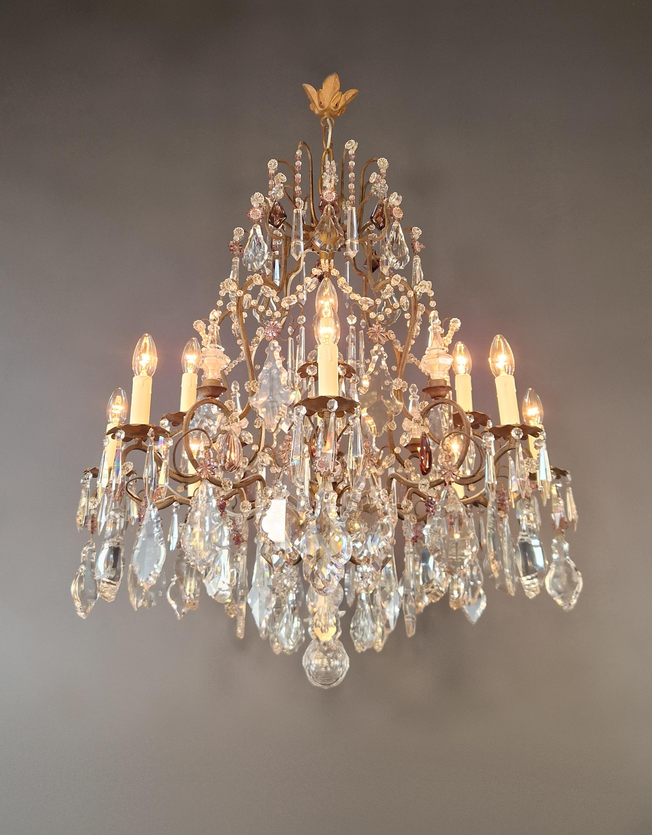 Art Nouveau Lampadario tradizionale antico a candela con cristalli viola Art Deco in vendita