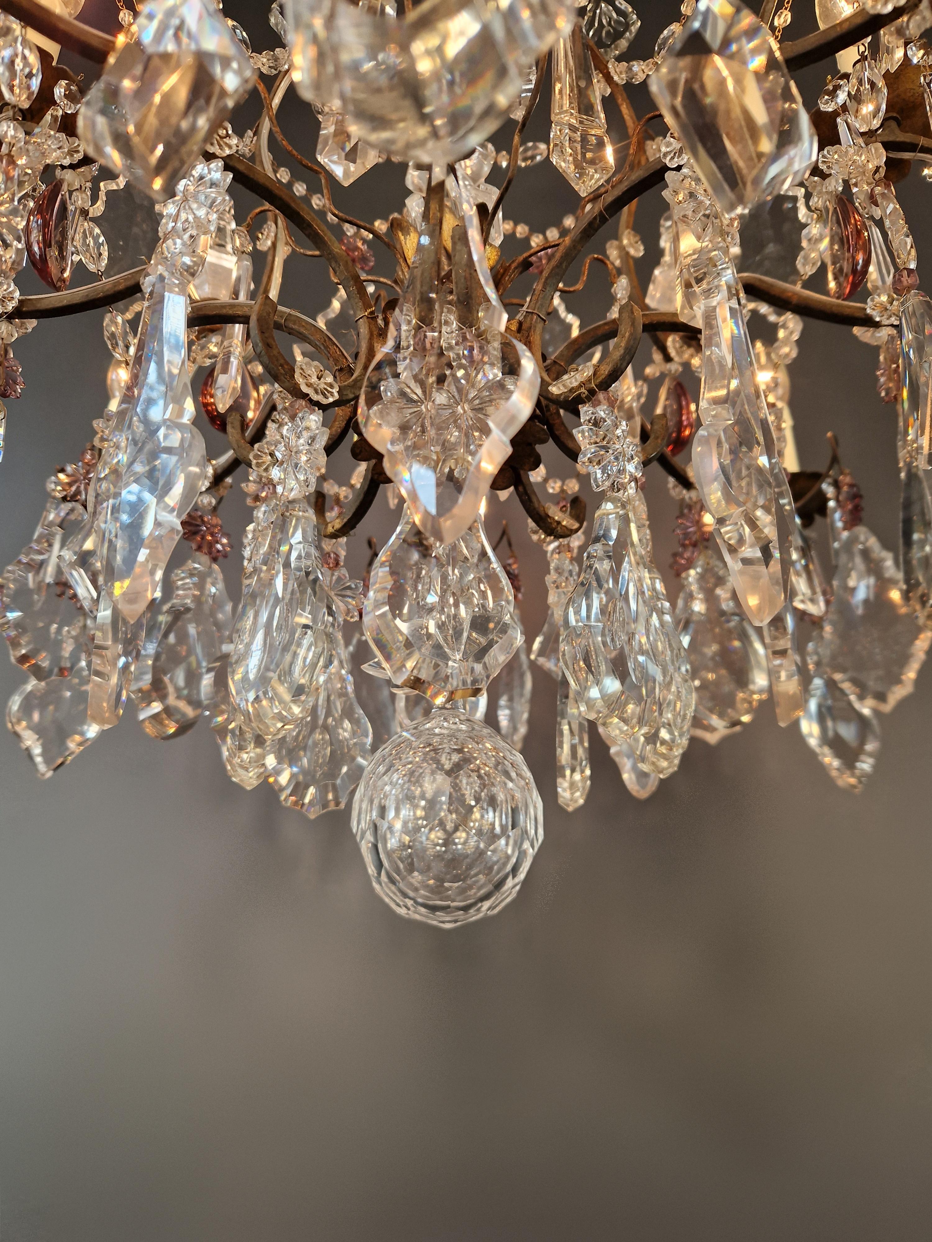 Annodato a mano Lampadario tradizionale antico a candela con cristalli viola Art Deco in vendita