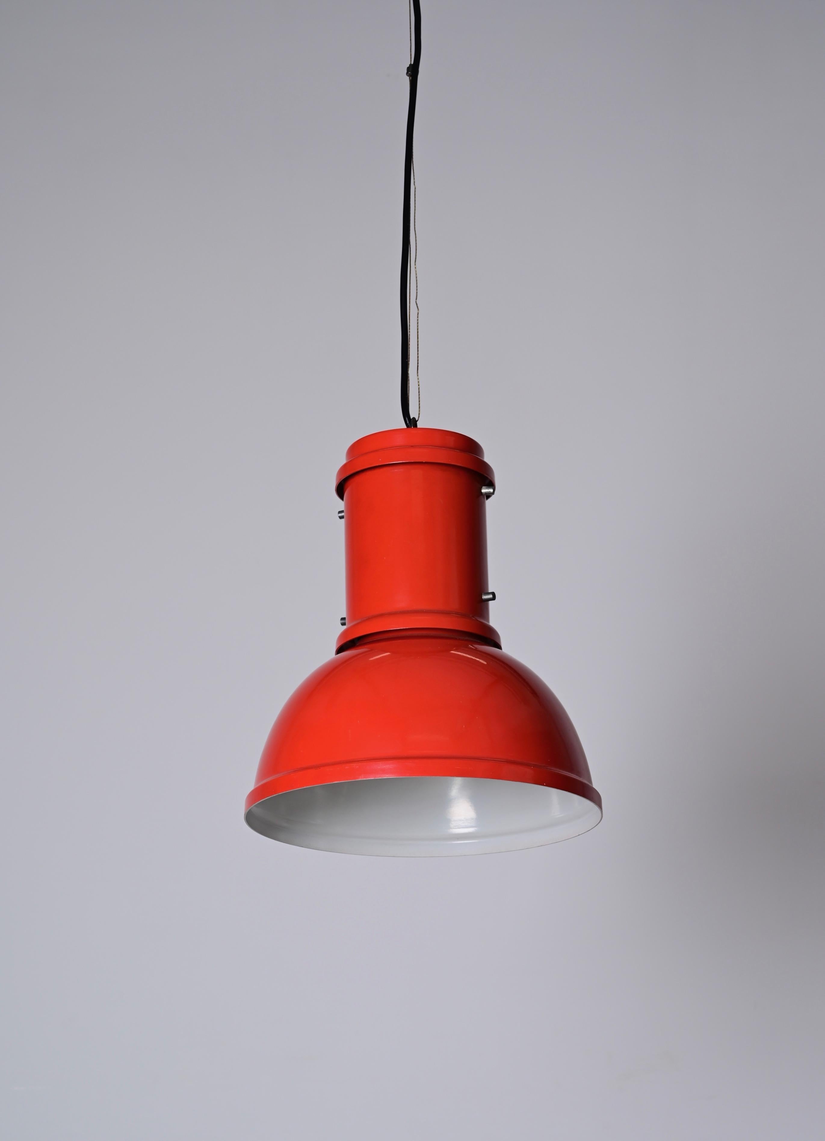 Fantastique chandelier du milieu du siècle en métal rouge et blanc 