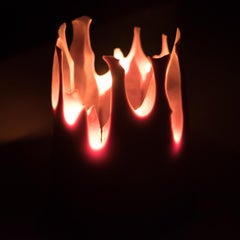 Candle Pit:: bougie en cire d'abeille noire avec plateau en chêne par UMÉ Studio