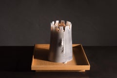 Candle Pit:: bougie en cire d'abeille blanche avec plateau en chêne par UMÉ Studio