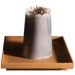 Kerzenständer:: weiße Bienenwachskerze mit Eichenholz-Tablett von UMÉ Studio
